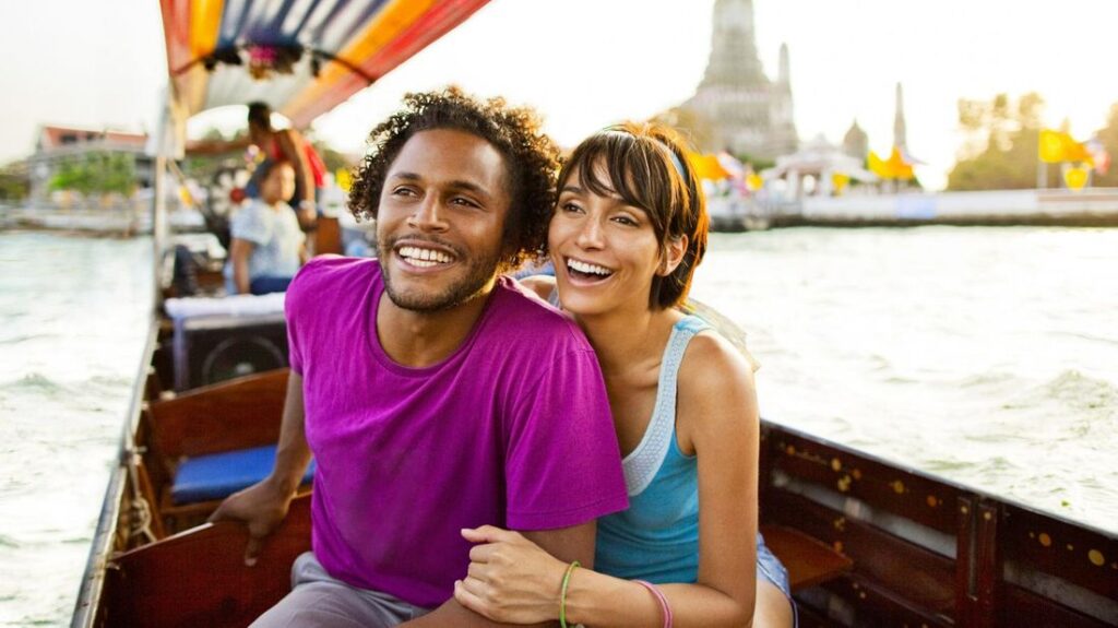 Quanto Custa Viajar para a Europa em 2026: Guia Completo e Atualizado Smartphone exibindo apólice de seguro viagem para Europa obrigatório em 2026.