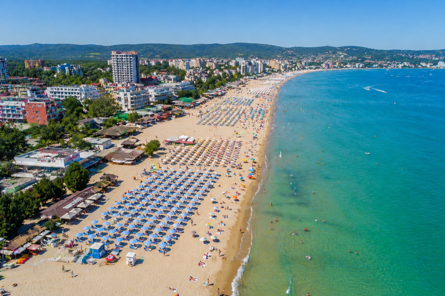 Viajar para a Bulgária: praias do Mar Negro em Sunny Beach e Nesebar Praia do Mar Negro na Bulgária em Sunny Beach com areia dourada e turistas em 2026