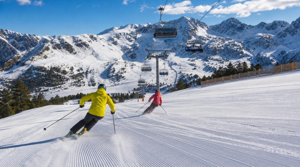 viajar para Andorra Esquiadores descendo as pistas da estação Grandvalira em Andorra, maior área esquiável dos Pireneus com 210 km de pistas, temporada de inverno 2026
