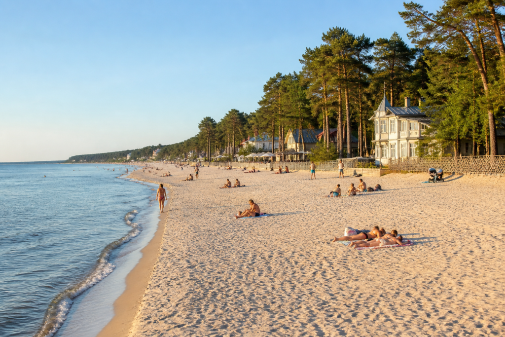 Praia de areia branca de Jūrmala na Letônia durante o verão báltico com pinheiros ao fundo, opção de moradia para quem trabalha em Riga