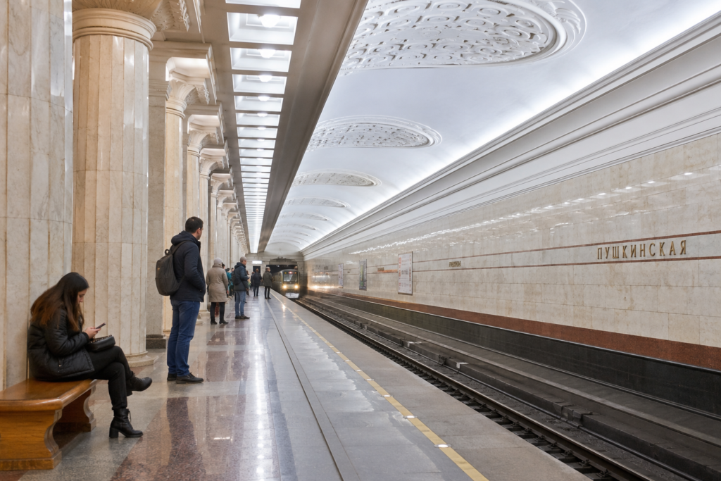 Estação de metrô de Minsk limpa e eficiente — sistema de transporte público de Belarus para quem planeja morar em Minsk em 2026