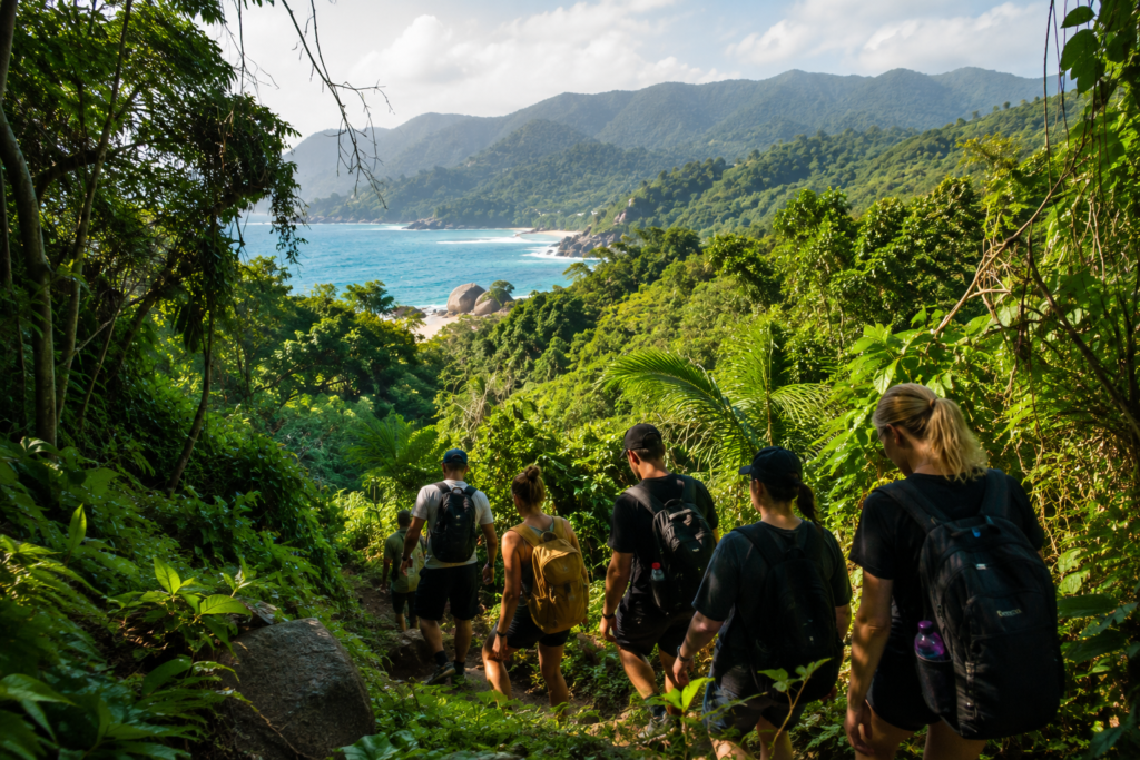 Trilha no Parque Nacional do Tayrona na Colômbia com turistas precisando de seguro viagem com cobertura para esportes de aventura