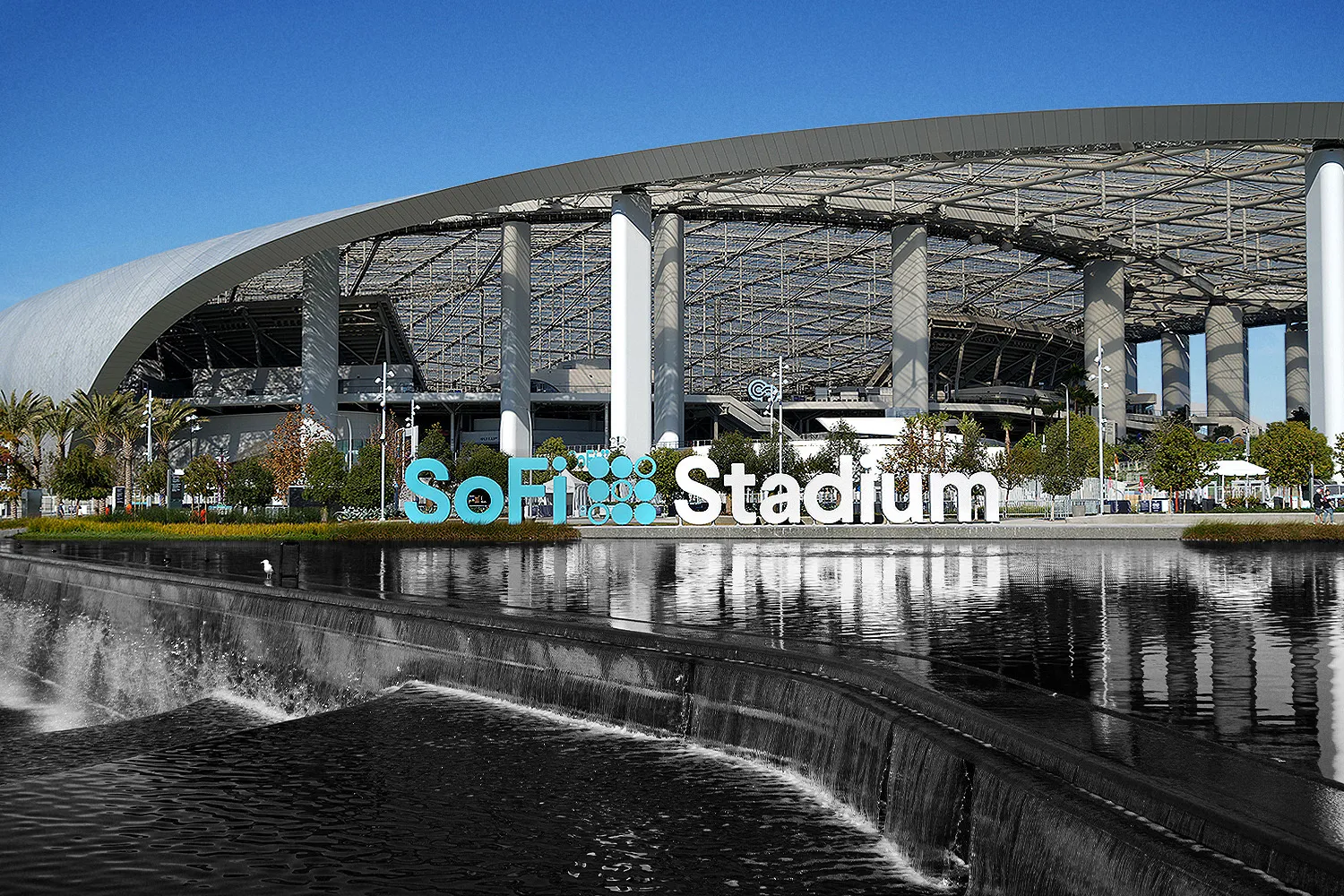 SoFi Stadium iluminado durante evento da Copa do Mundo 2026 em Los Angeles