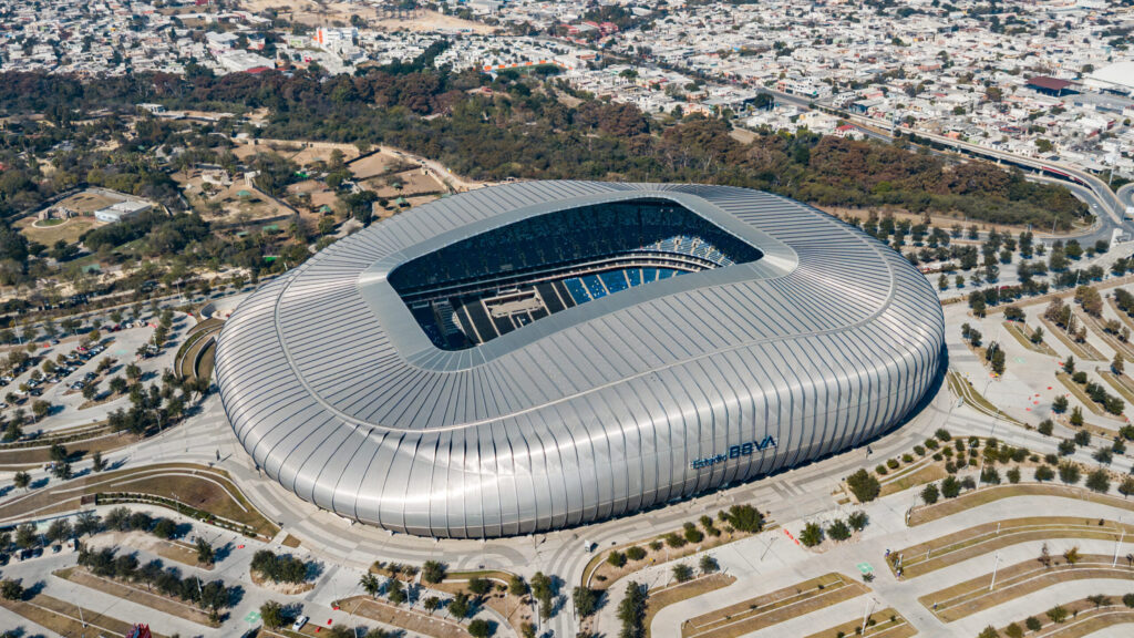 Copa do Mundo em Monterrey: Guia de Viagem e Estádio BBVA Vista panorâmica espetacular do moderno Estádio BBVA em Monterrey, com o icônico Cerro de la Silla ao fundo, pronto para a Copa do Mundo.