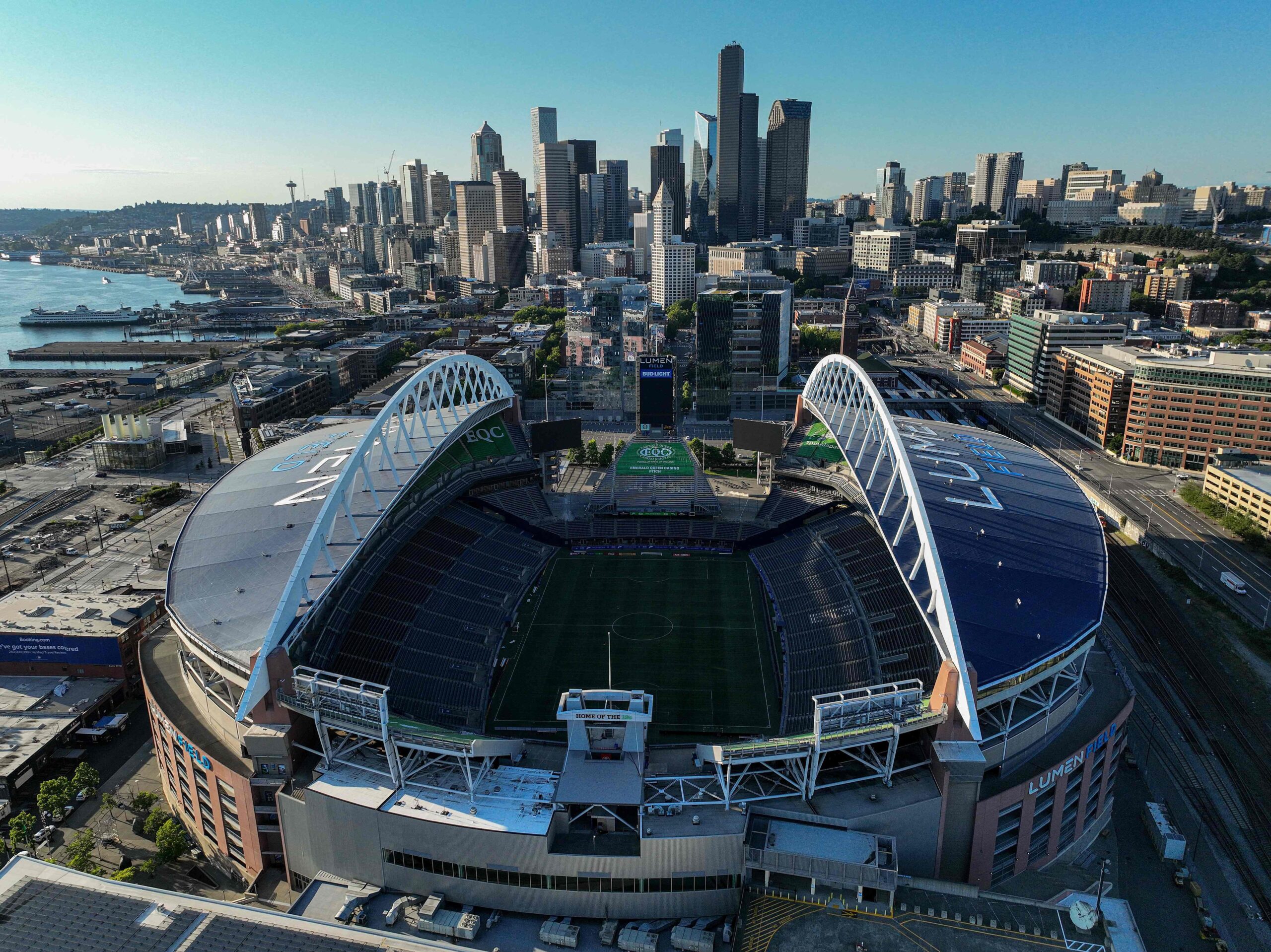 Copa do Mundo 2026 em Seattle — Lumen Field: Guia Completo de Viagem para Brasileiros Lumen Field em Seattle com decoração da Copa do Mundo 2026, vista do estádio ao entardecer com o skyline ao fundo