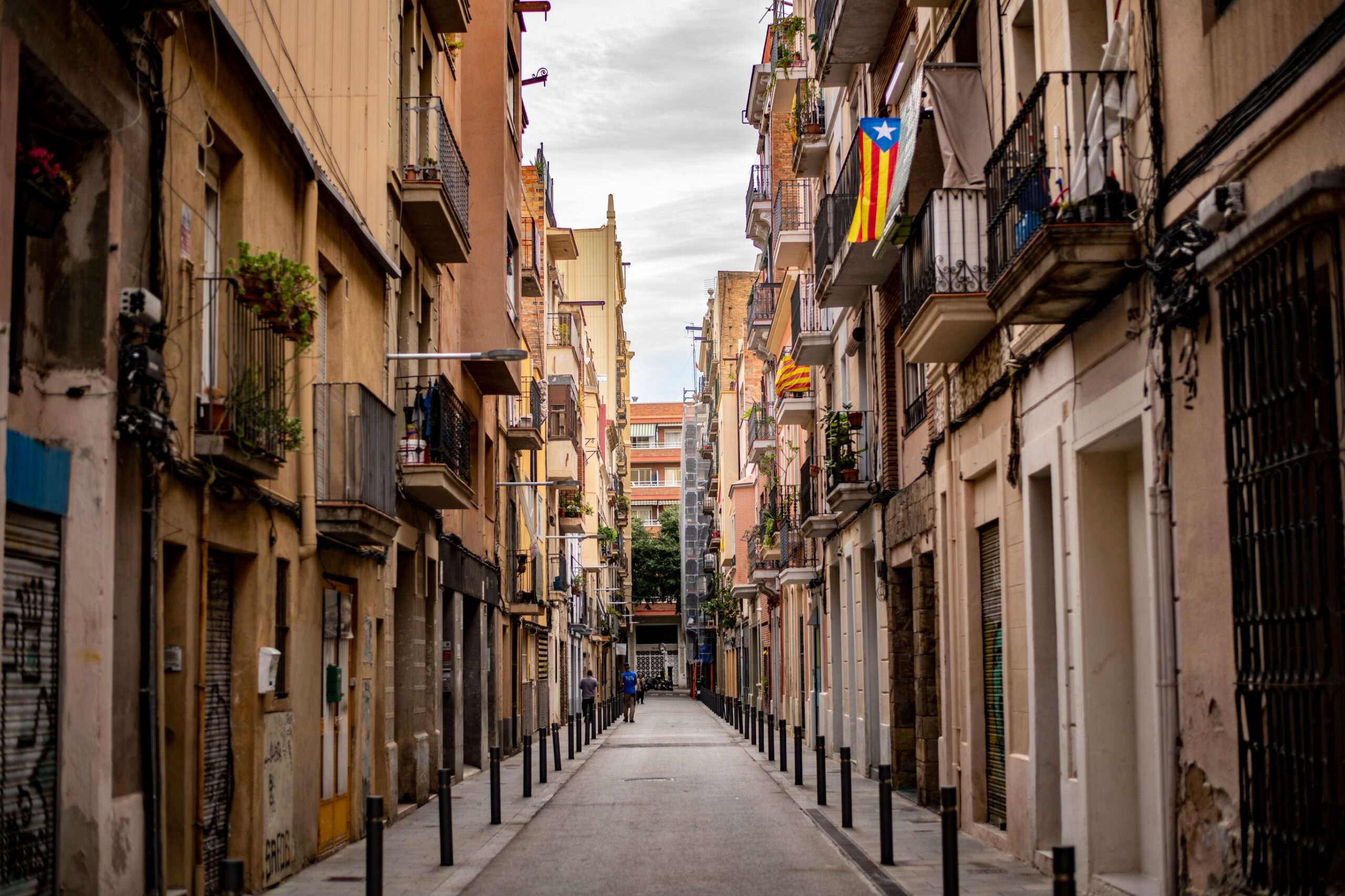 Quanto custa morar na Espanha em 2026 custo de vida na Espanha em 2026 — rua típica espanhola com pedestres e comércio