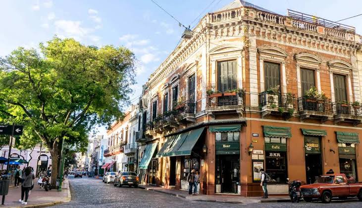 Mercado de trabalho para brasileiros na Argentina Escritório de tecnologia em Buenos Aires com profissionais trabalhando, representando o setor que mais contrata brasileiros