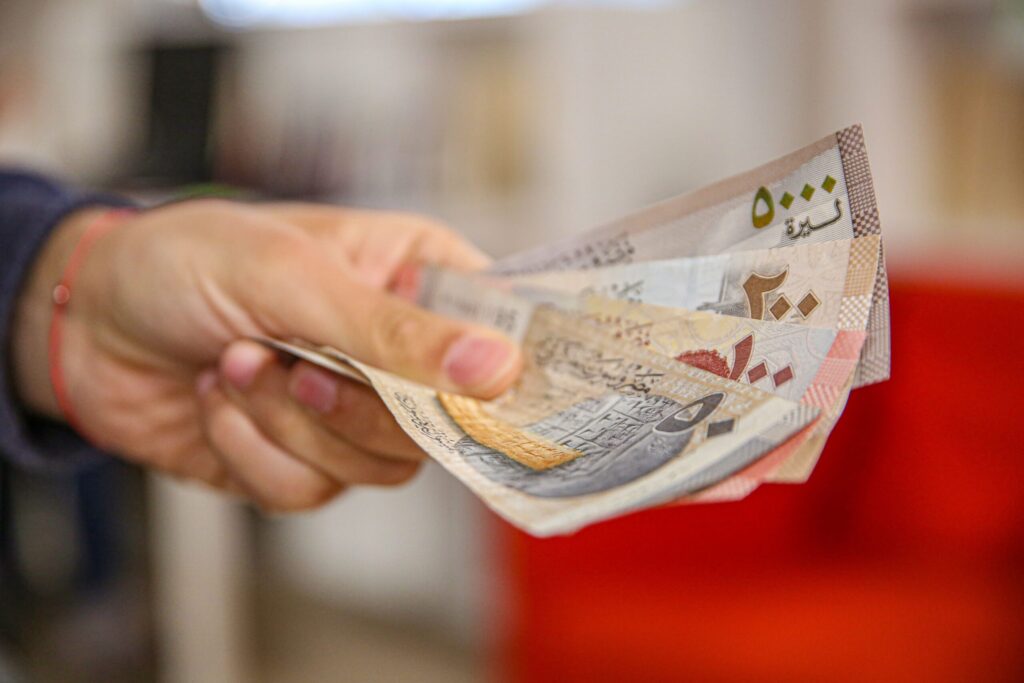 Cartão Nomad Funciona na Tunísia em 2026? Taxas, Dólar e Saques Cartão de débito internacional Nomad apoiado sobre um smartphone exibindo a conta em dólar e saldo de viagens.