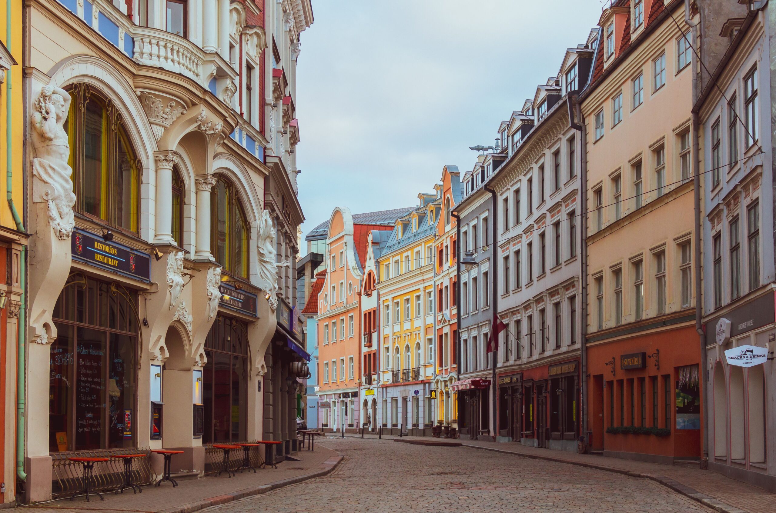 Rua residencial em bairro de Riga, ilustrando o custo de vida real para quem ganha o salário mínimo na Letônia