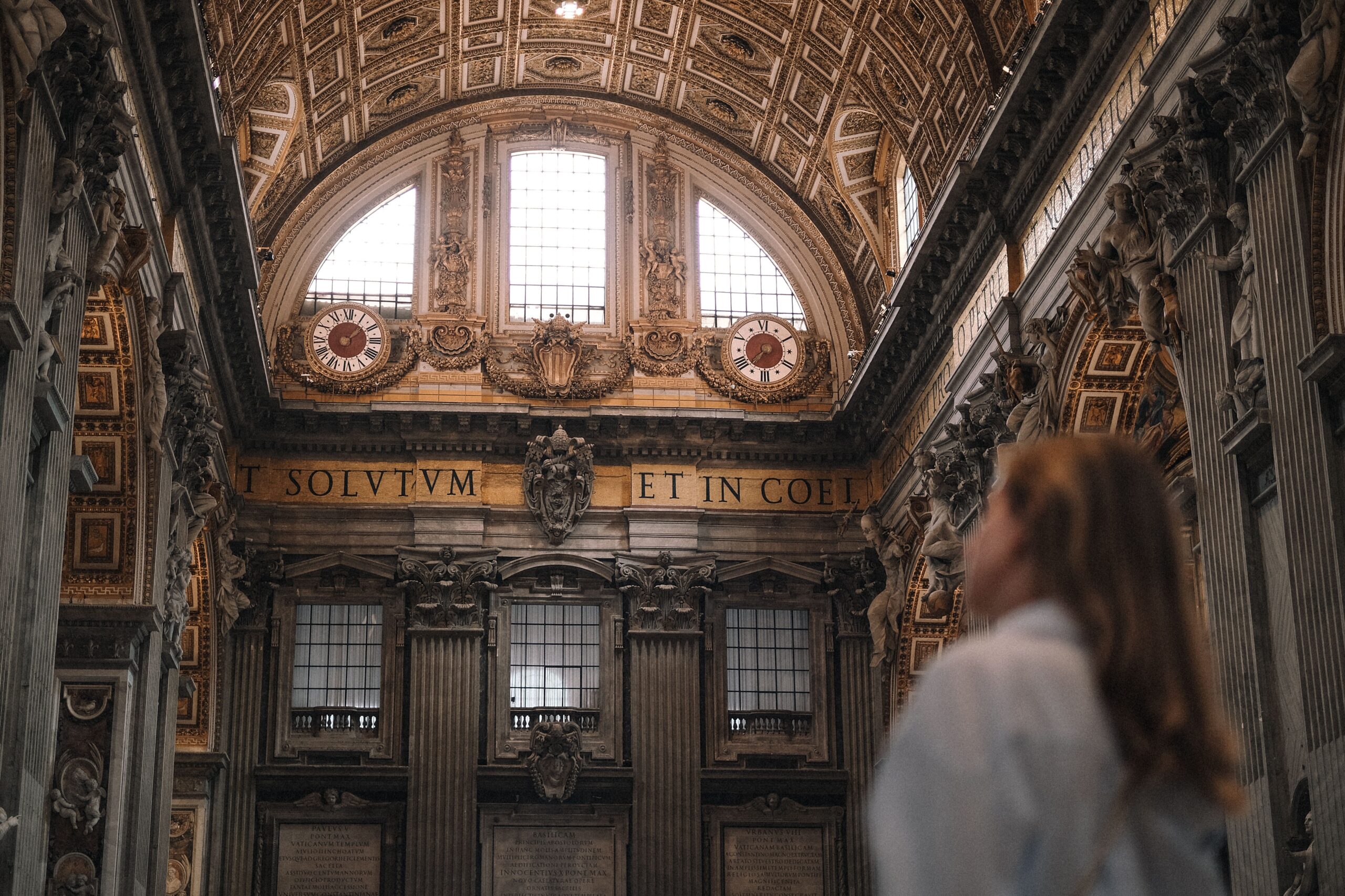 Preparação de documentos para trabalhar no Vaticano Documentos e passaporte organizados sobre a mesa, representando o preparo para o processo seletivo no Vaticano