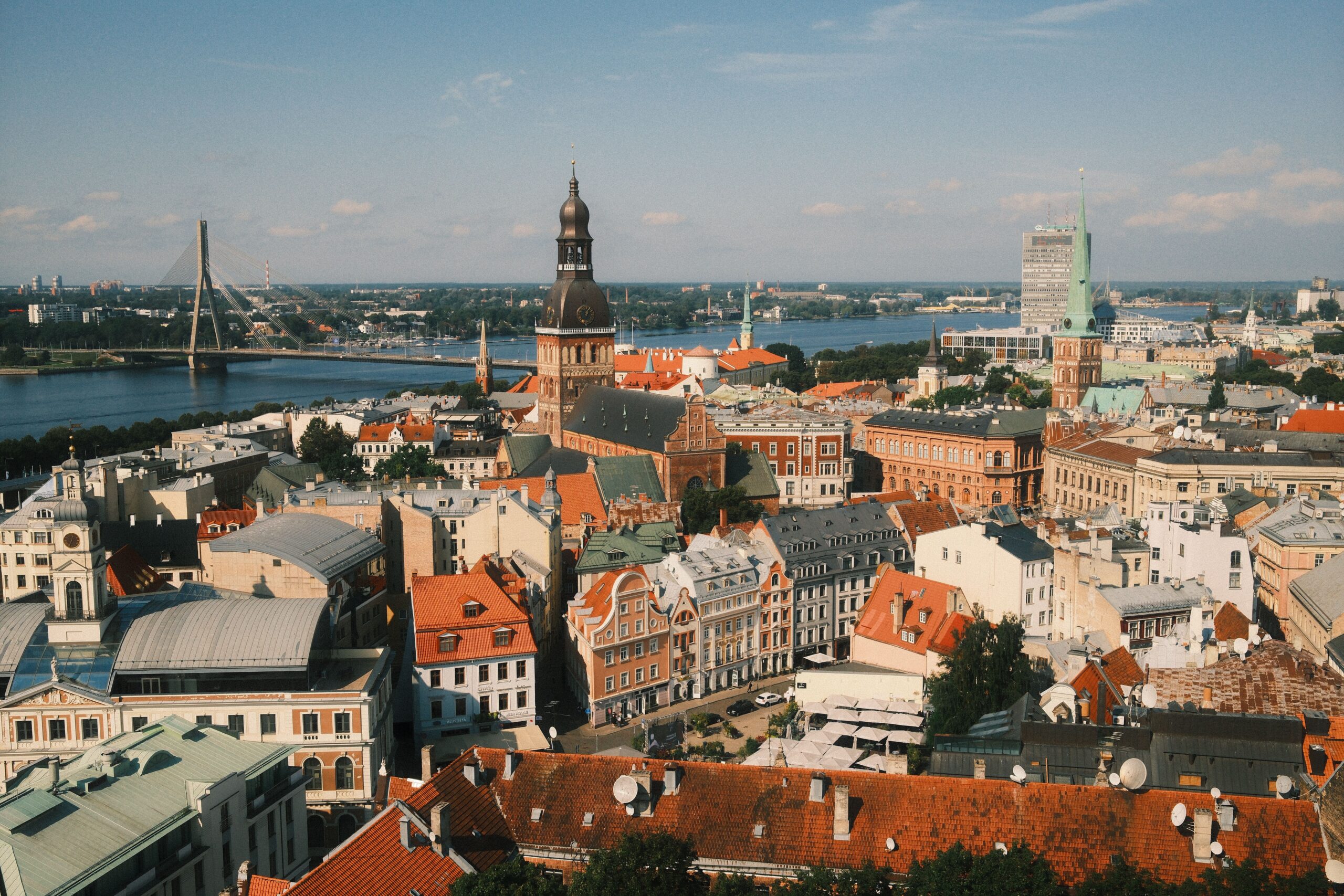 Melhores cidades para trabalhar na Letônia em 2026 Prédios históricos no centro de Riga, capital da Letônia