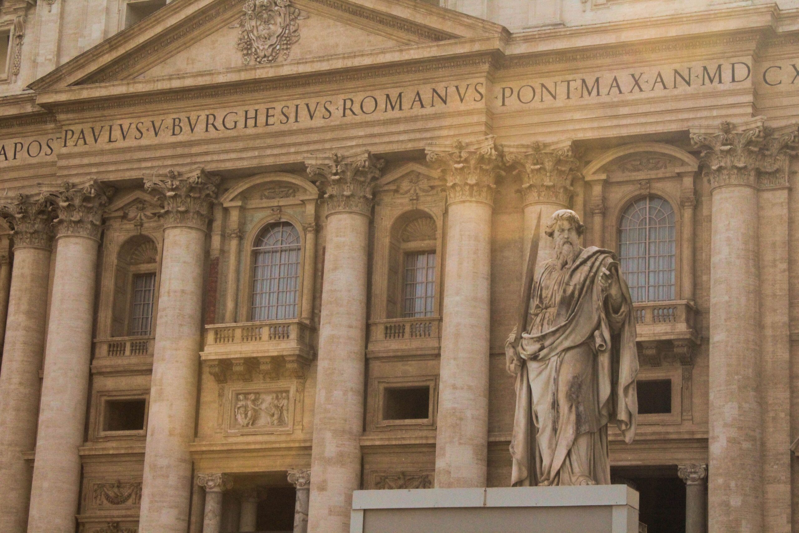 Museus Vaticanos e mercado de trabalho especializado Interior dos Museus Vaticanos com obras de arte, um dos setores que mais emprega profissionais qualificados em 2026