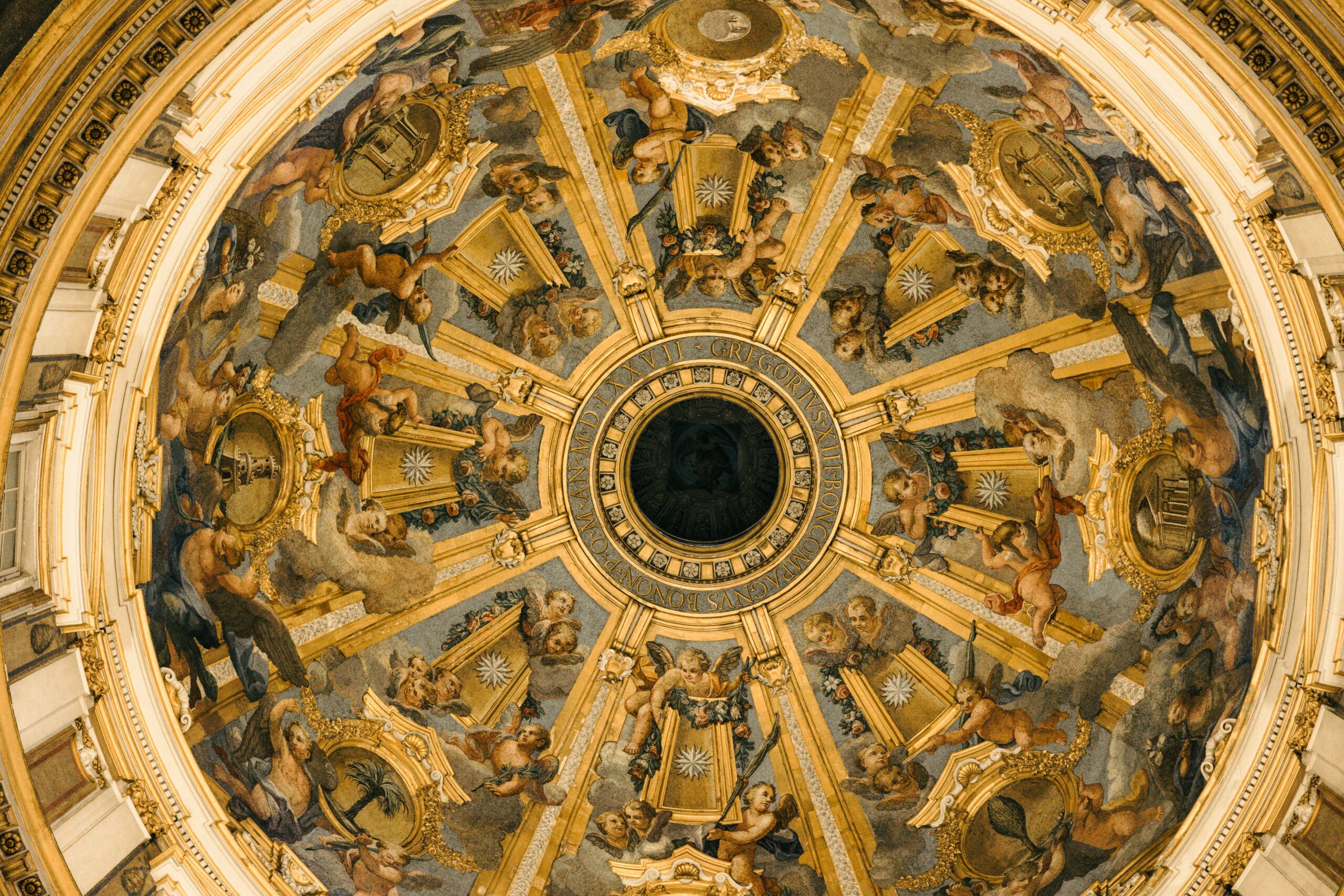 Vaticano e Roma ao entardecer — economia e salários em 2026 Vista panorâmica do Vaticano e da cidade de Roma ao entardecer, representando a economia do menor Estado do mundo em 2026