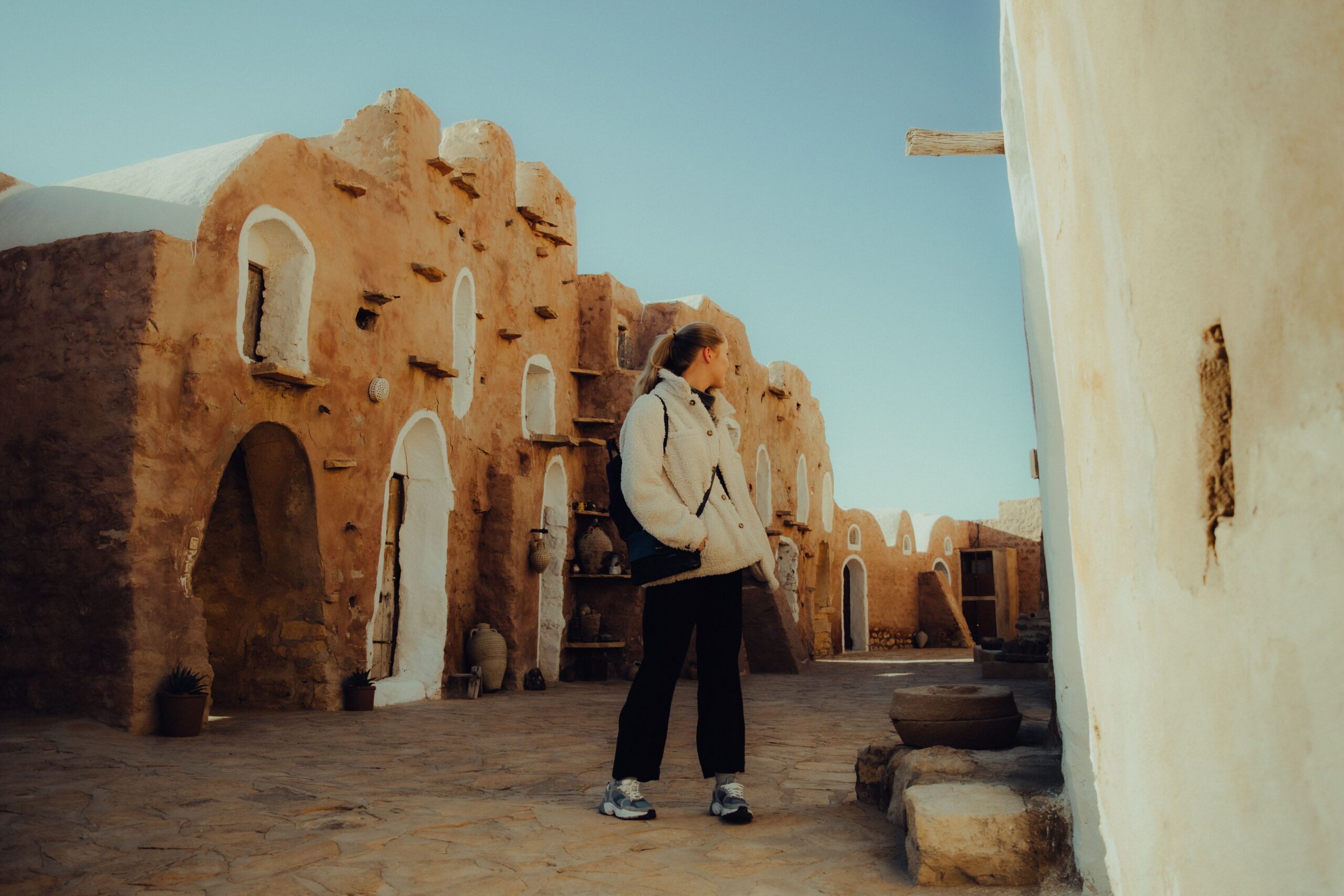 Medina de Túnis com ruas estreitas e arquitetura tradicional tunisiana