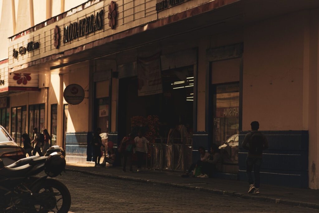 Como Conseguir Emprego no Suriname em 2026: Guia Completo Eu analisando minhas anotações e estratégias de busca de emprego em um caderno em uma cafeteria charmosa em Paramaribo.