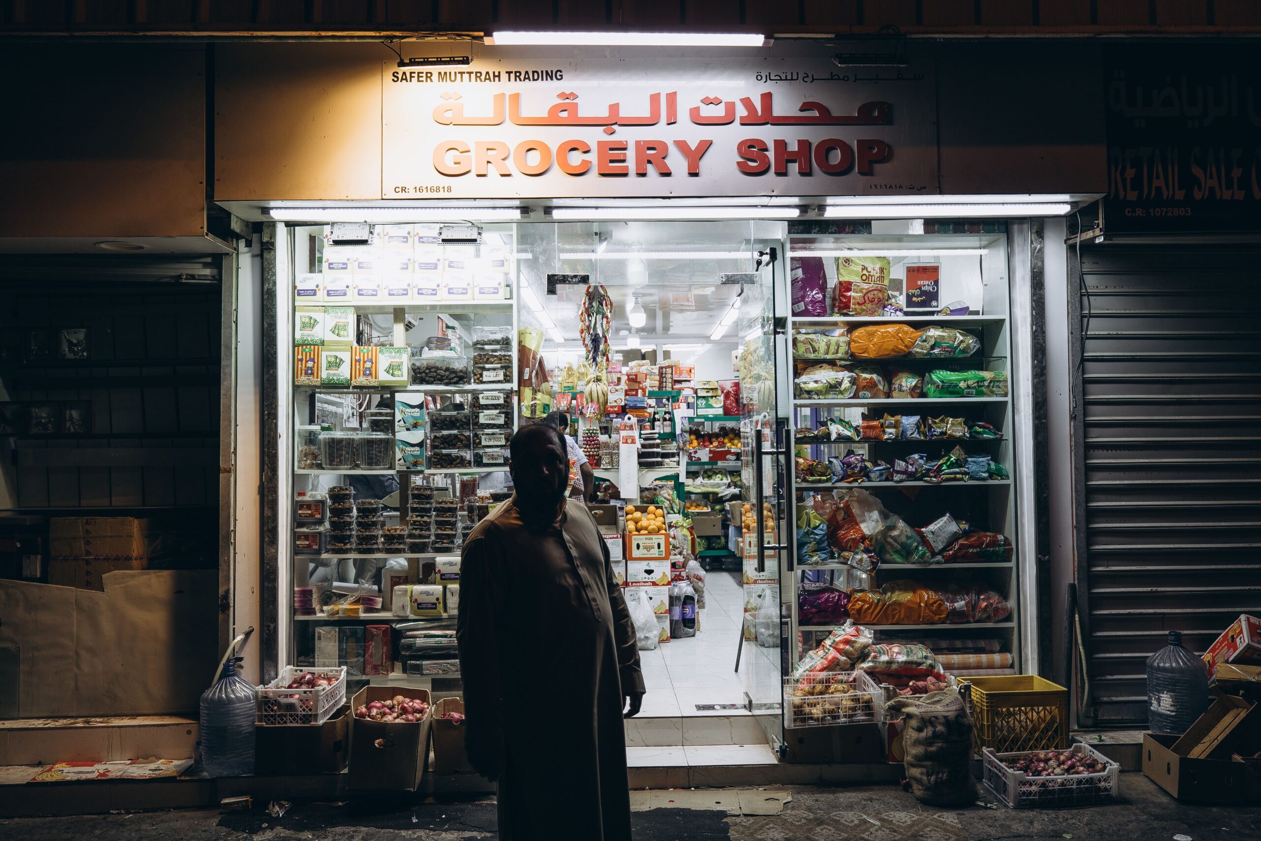 Souq Waqif em Doha com barracas tradicionais e turistas caminhando