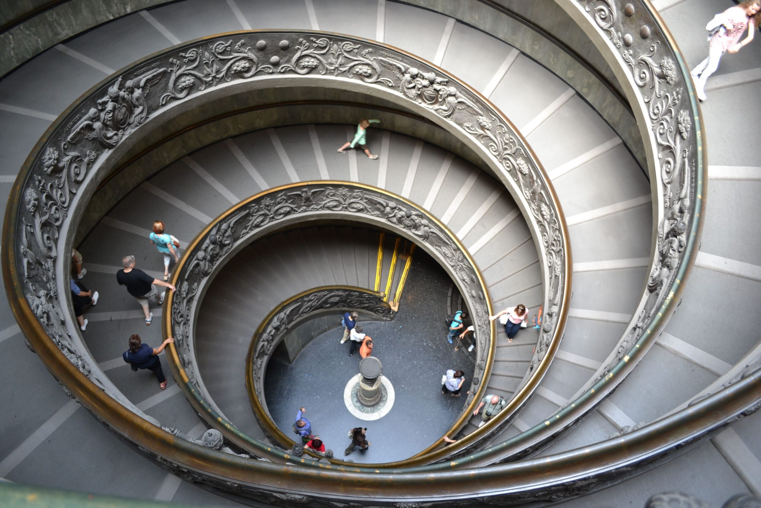 Roma e o Vaticano: onde realmente vivem os funcionários Cúpula da Basílica de São Pedro vista de Roma, representando a relação entre o Vaticano e a cidade italiana onde moram os funcionários
