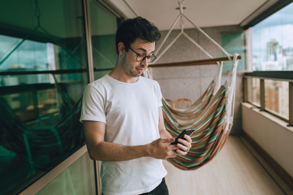 Smartphone moderno exibindo a tela de ativação de um chip virtual eSIM com sinal de rede móvel no topo.