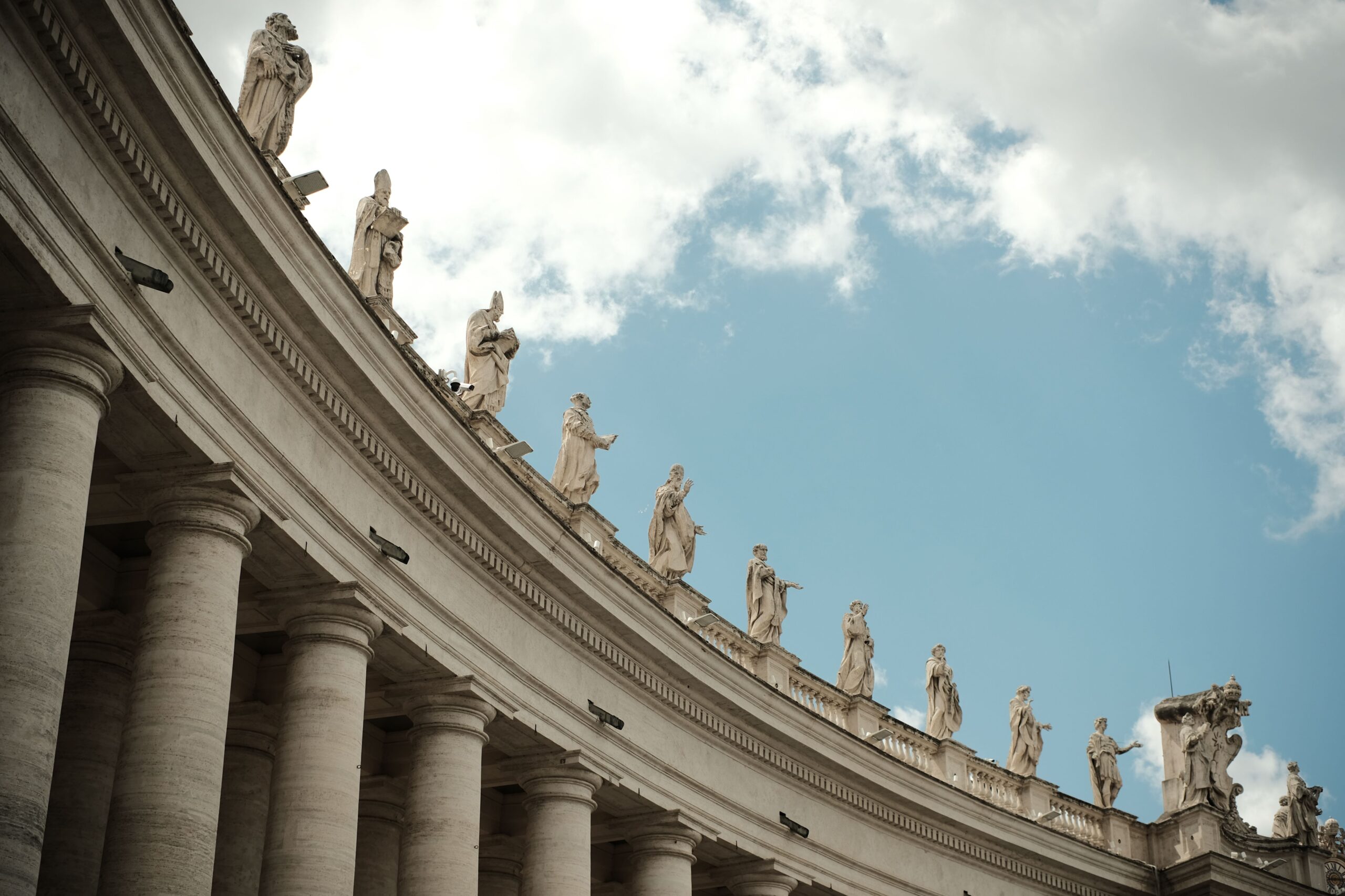 Salário mínimo no Vaticano em 2026 — Praça de São Pedro Praça de São Pedro no Vaticano com a Basílica ao fundo representando a economia e o salário mínimo do menor Estado do mundo em 2026