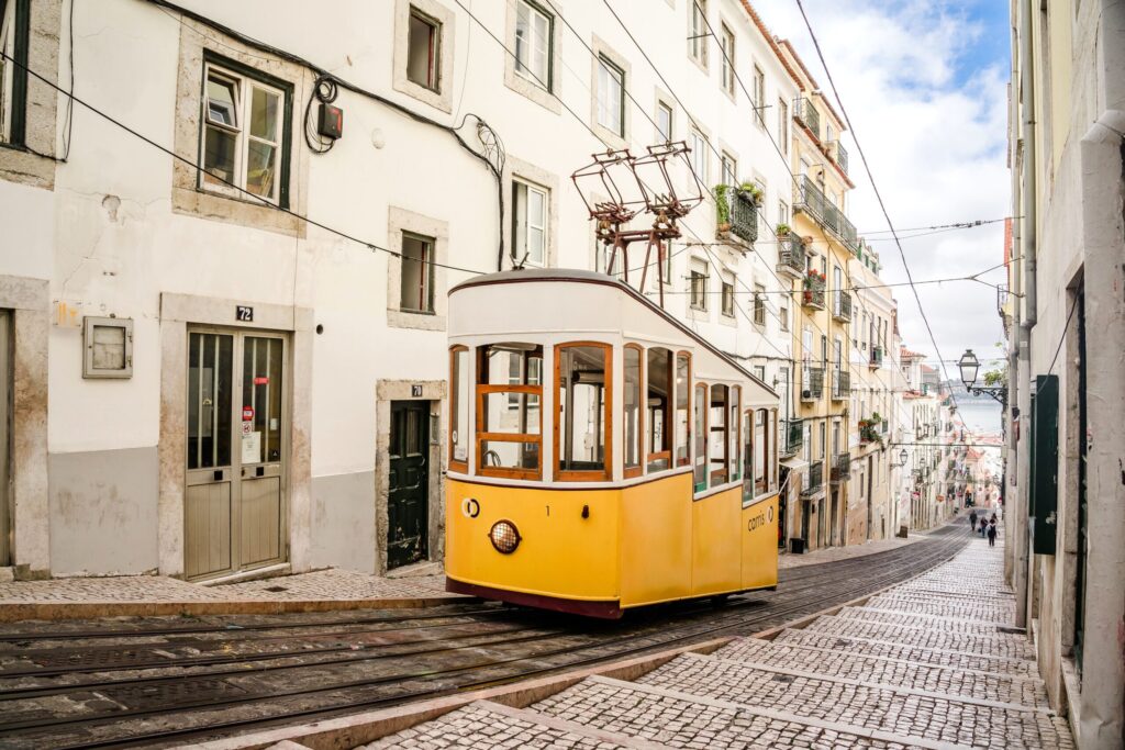 Portugal é TÃO Caro Assim pra Viajar em 2026? Descubra o Valor Real 🇵🇹 Moedas, cartões de viagem e bloco de notas com planejamento financeiro para Portugal.