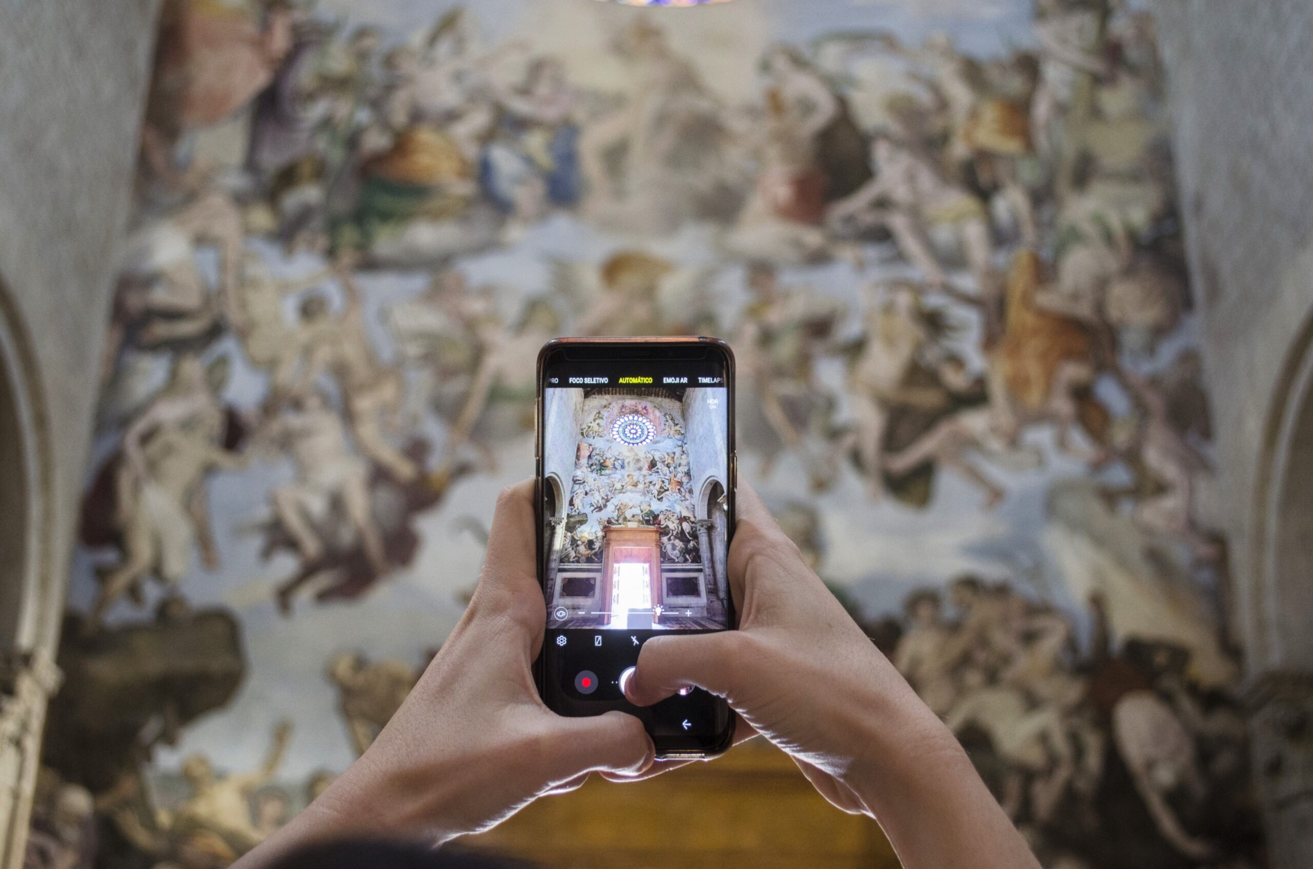 Turista consultando o celular conectado em uma rua histórica na Itália
