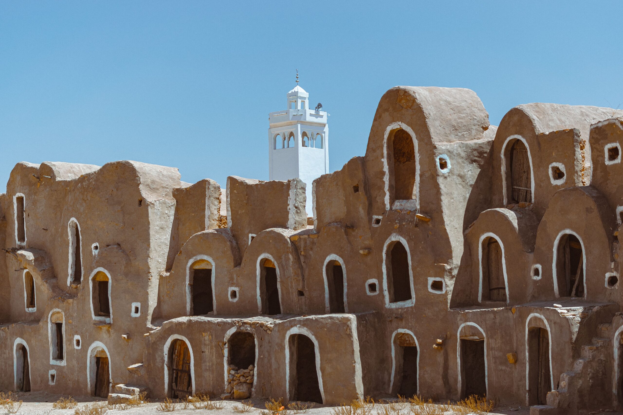 Ruas da Medina de Túnis com arquitetura tradicional tunisiana