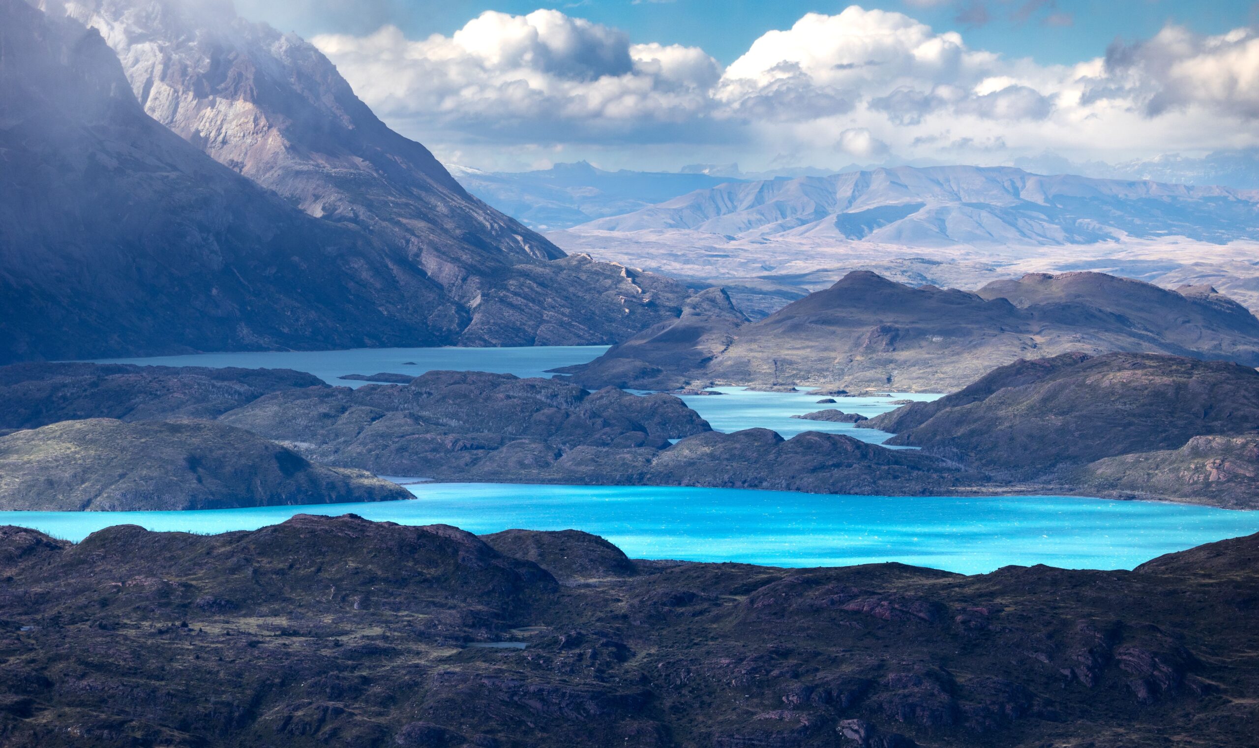 Paisagem andina representando o país mais barato da América do Sul em 2026