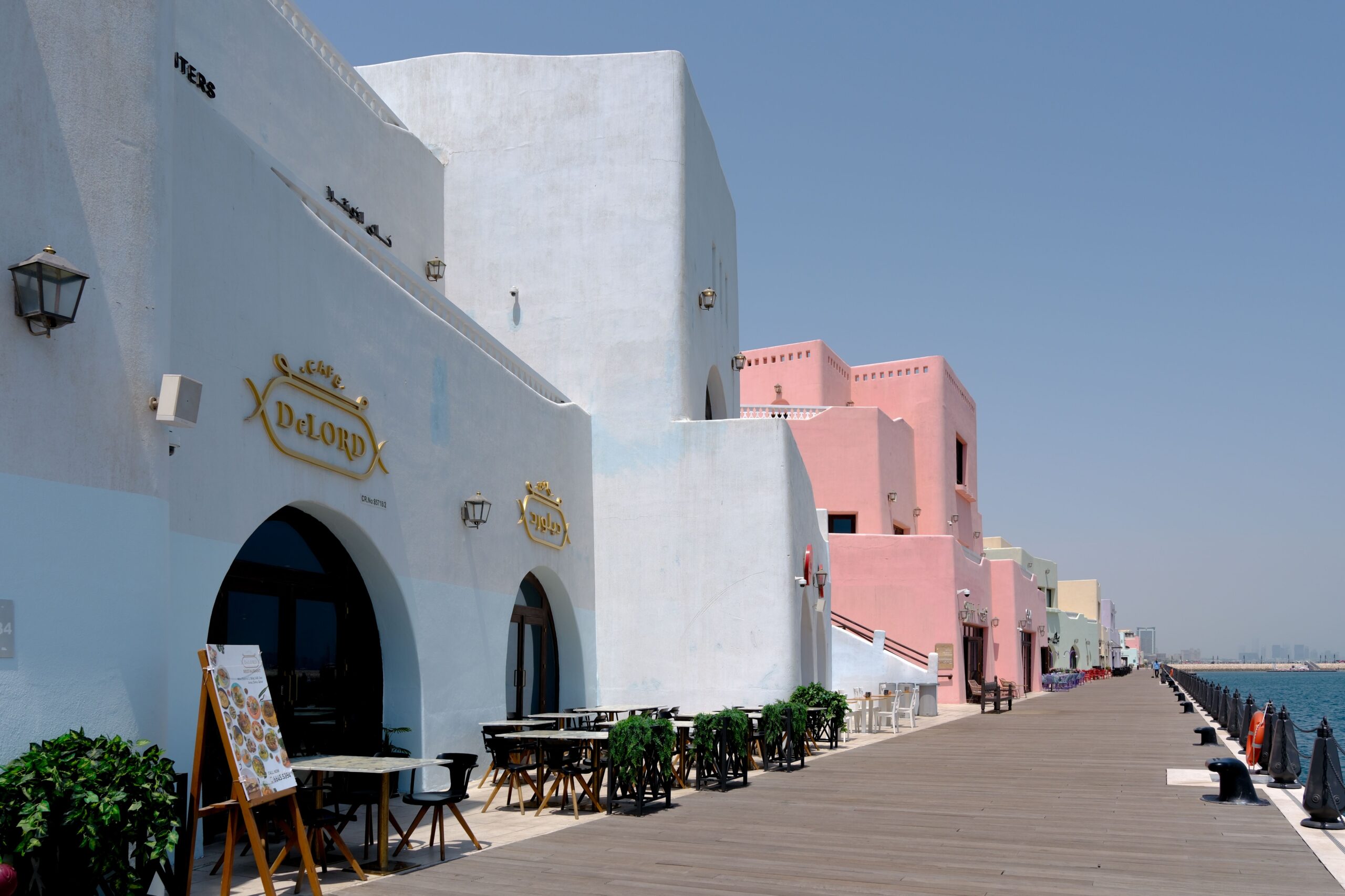 Interior climatizado de shopping de luxo em Doha durante o verão