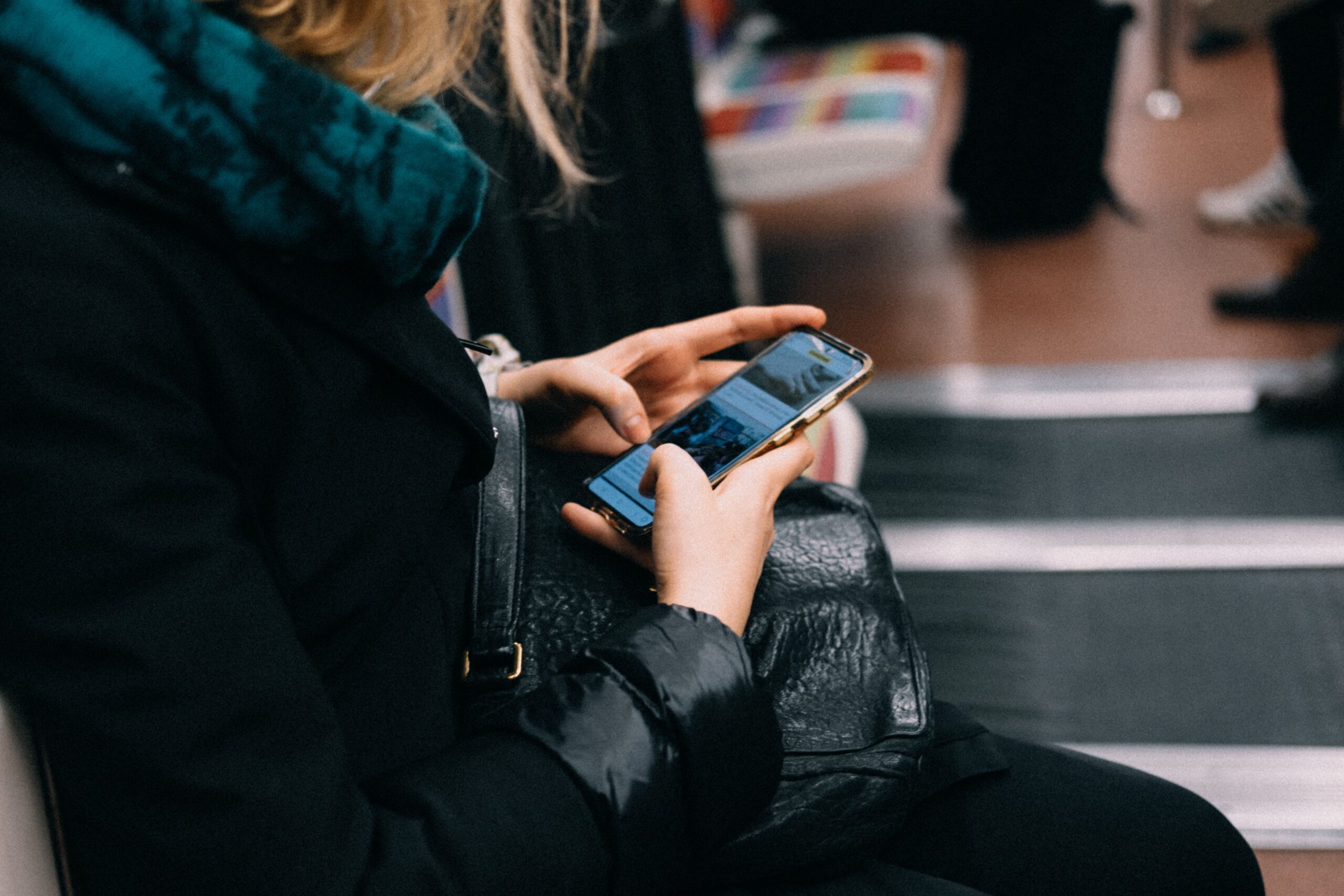 Calculadora e celular sobre a mesa representando o custo do eSIM na Itália