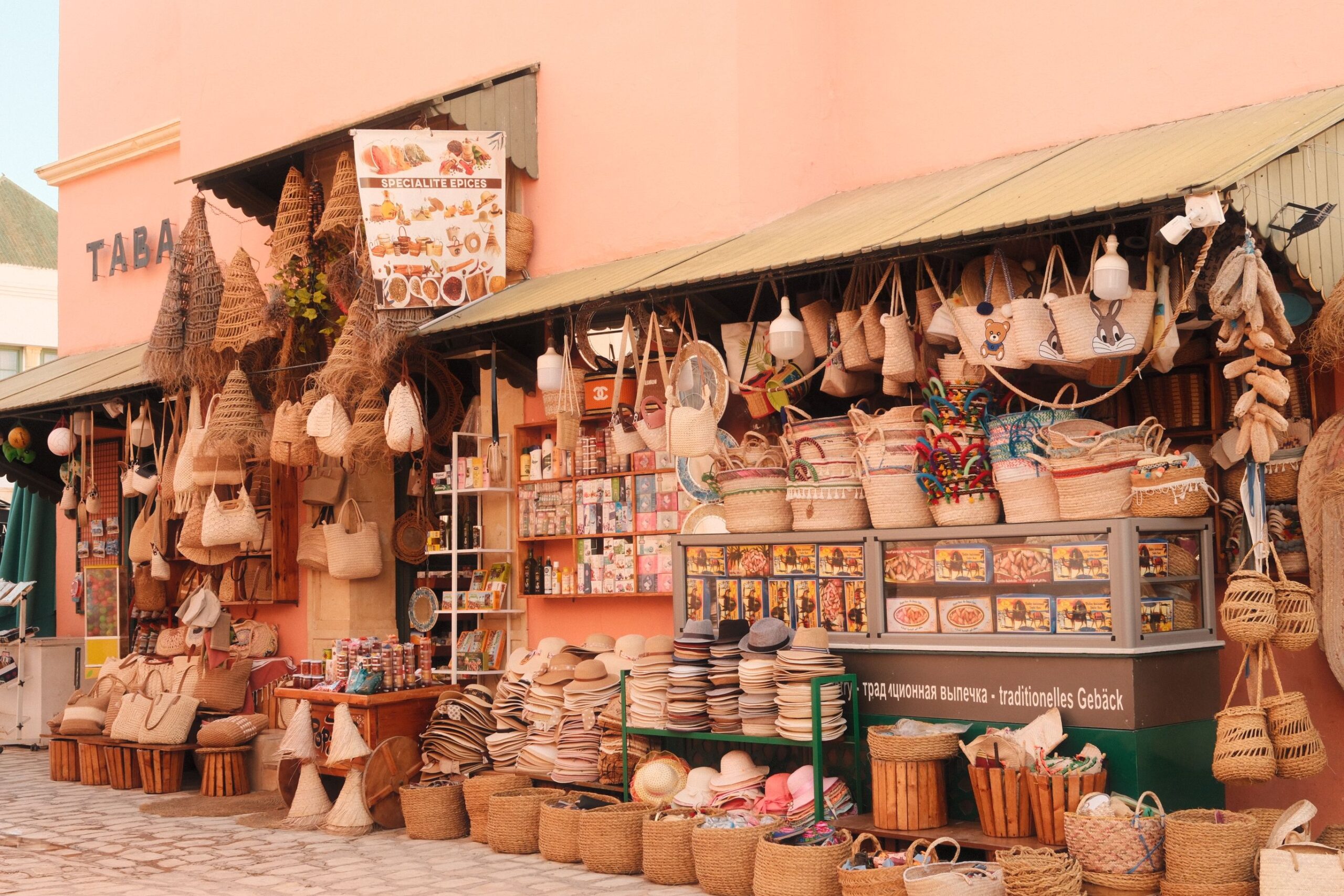 Rua comercial em Sousse, Tunísia, com lojas e comércio local movimentado