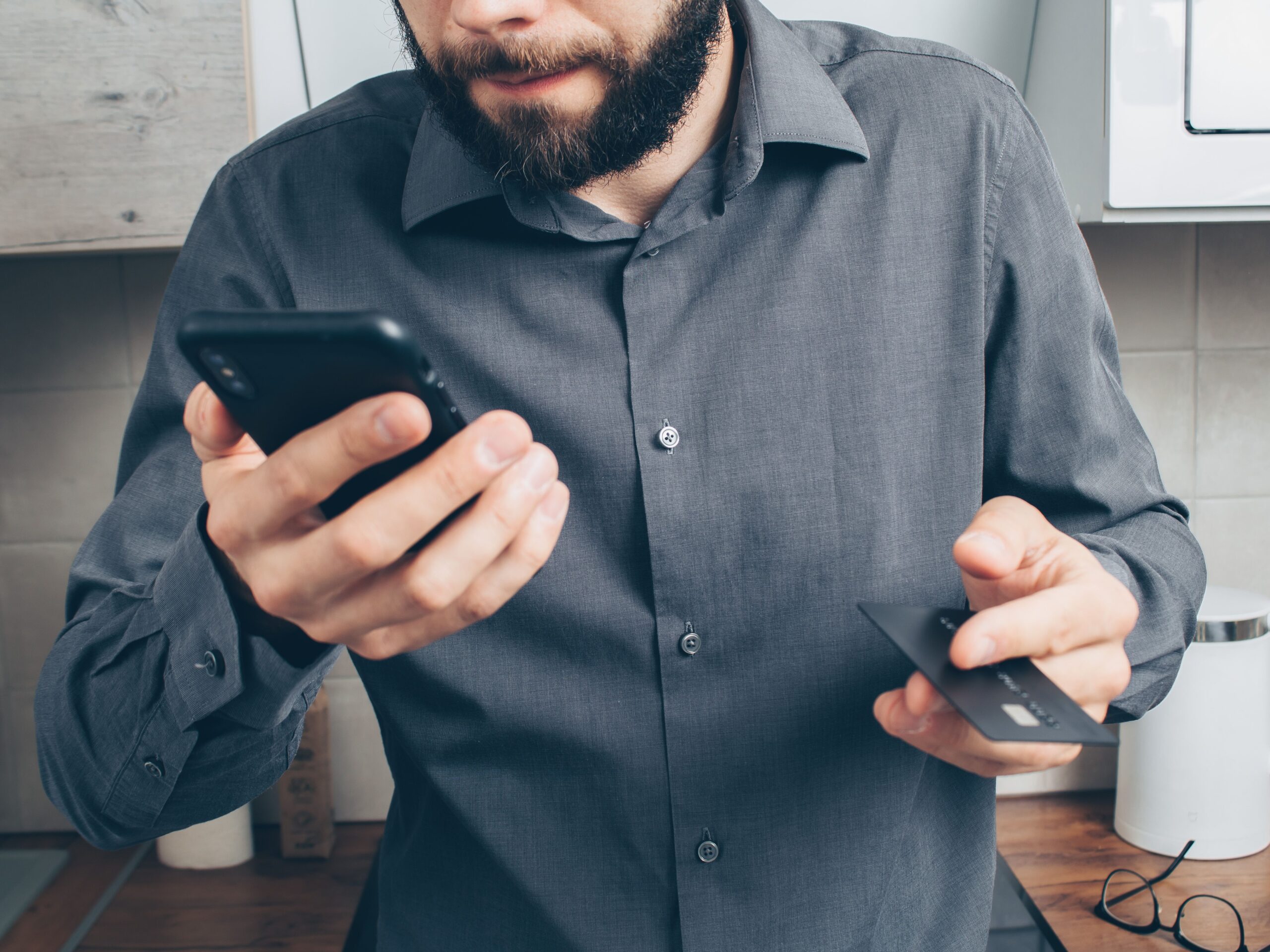 Viajante usando smartphone com eSIM internacional para acompanhar gastos do cartão durante a viagem