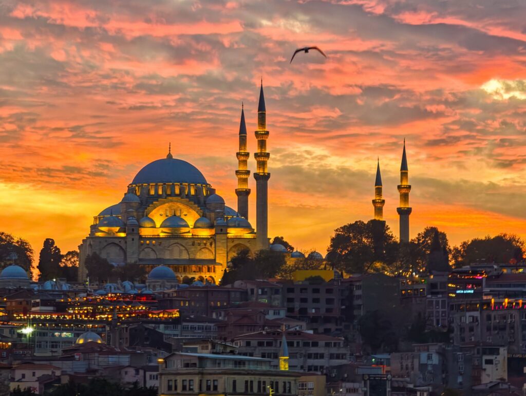 A Turquia é TÃO Barata Assim em 2026? Descubra Quanto Custa Viajar Eu sorrindo enquanto calculo meus gastos de viagem e comparo preços em um caderno em uma cafeteria charmosa em Istambul.