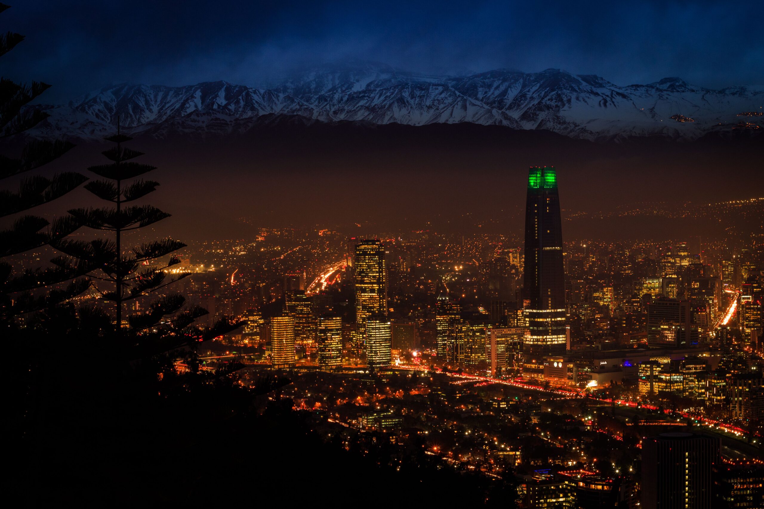 Documentos necessários para viajar ao Chile em 2026 Passageira com passaporte e mala se preparando para viajar ao Chile em 2026
