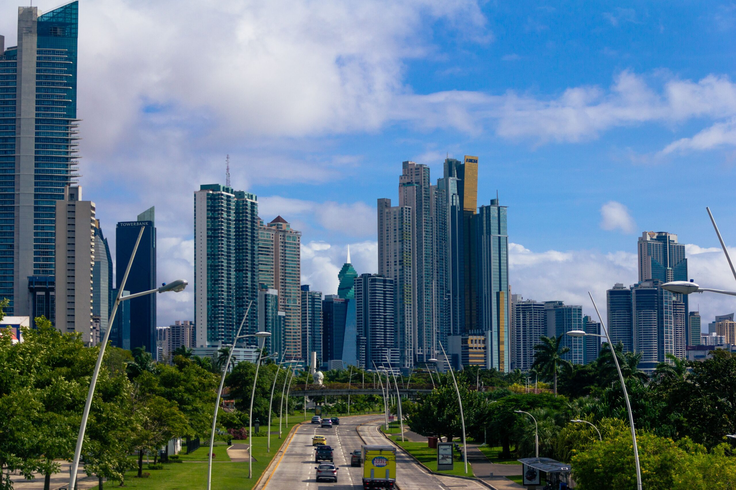 Usando o cartão Wise para pagar em dólar no Panamá Turista pagando com cartão internacional em estabelecimento na Cidade do Panamá
