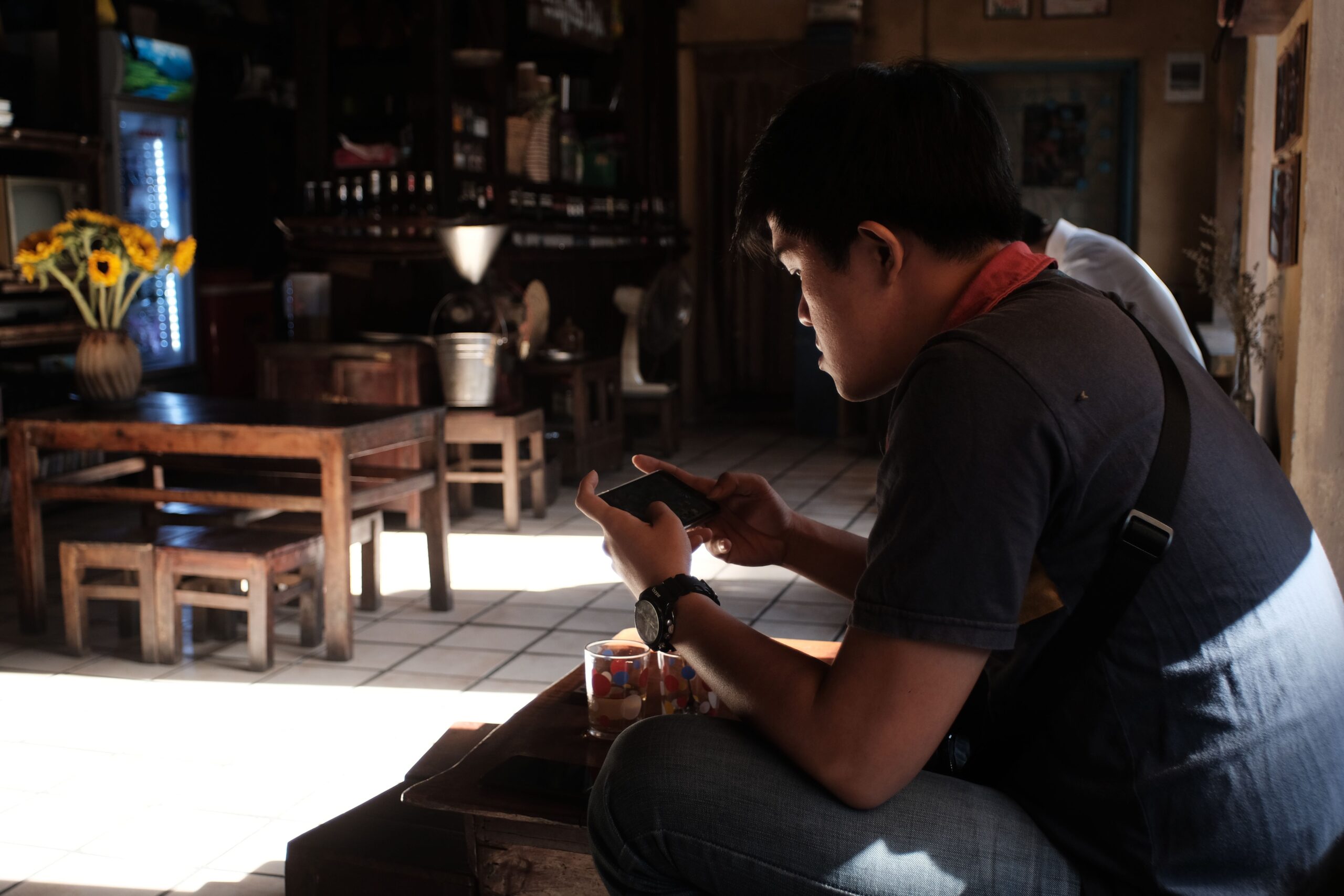 Cédulas de dong vietnamita e celular sobre uma mesa em um café no Vietnã