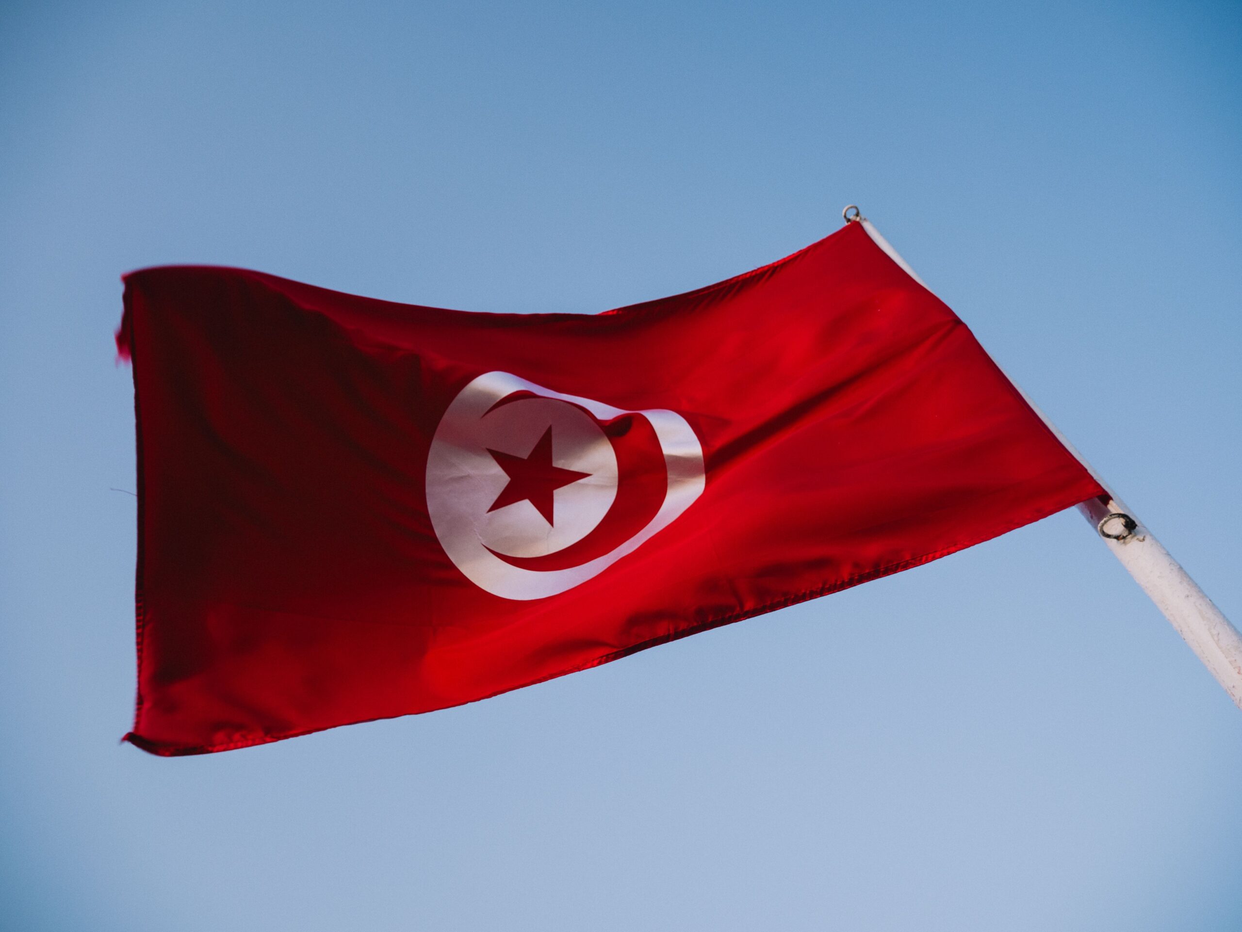 Café tradicional tunisiano com pessoas conversando em uma rua de Túnis