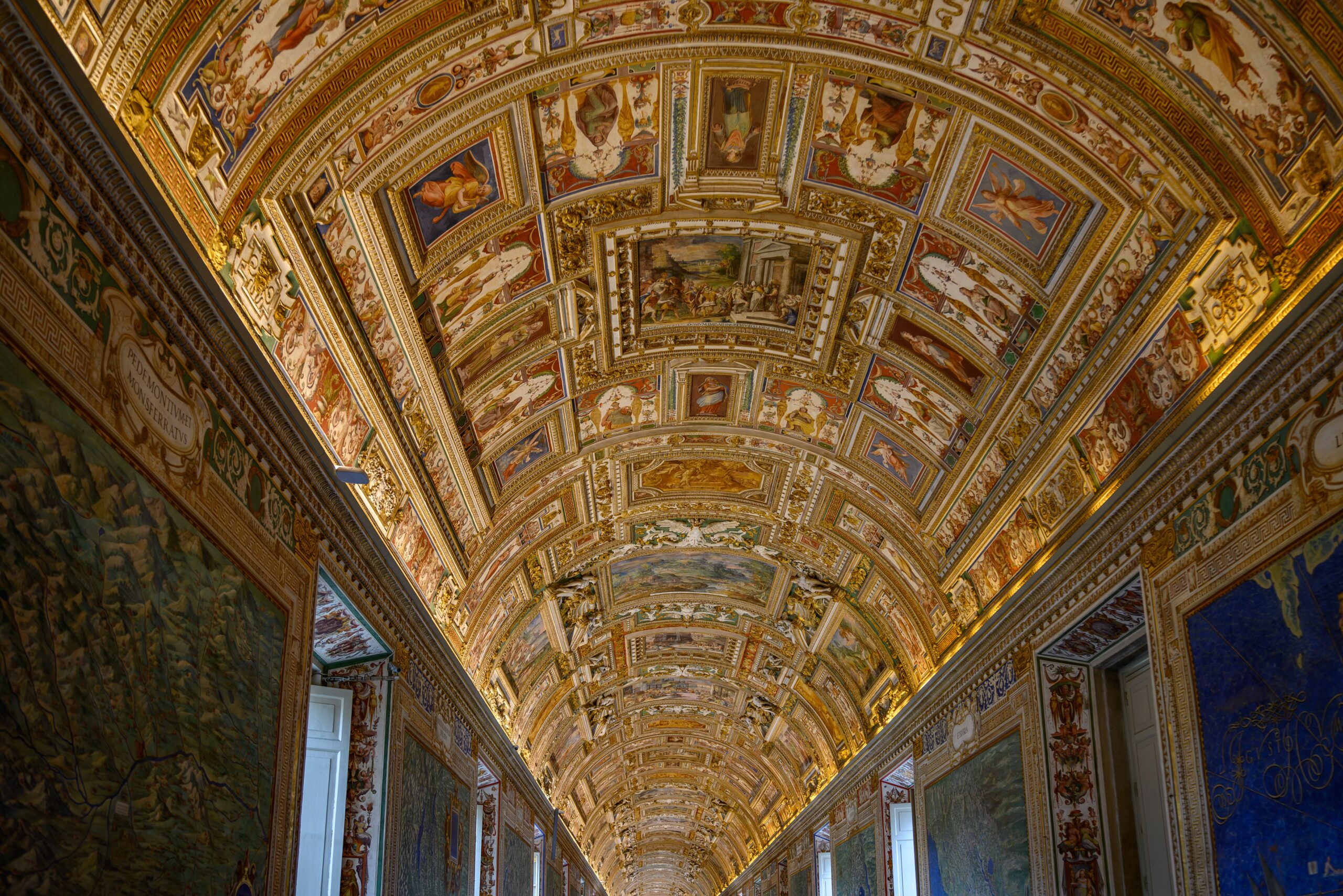 Guarda Suíça e cargos exclusivos no Vaticano Guarda Suíça em uniforme tradicional no Vaticano, símbolo dos cargos exclusivos que não aceitam brasileiros em 2026