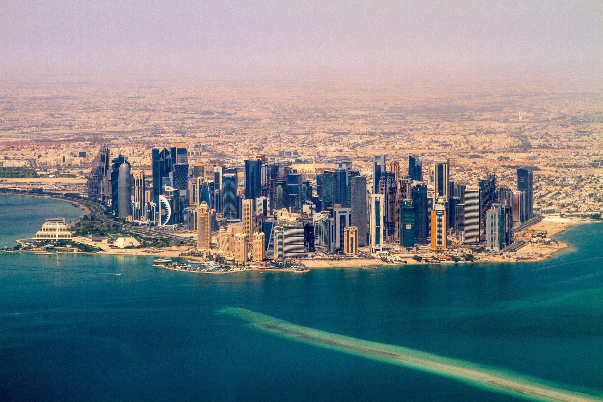 Trabalhador estrangeiro em obra de construção civil na Arábia Saudita