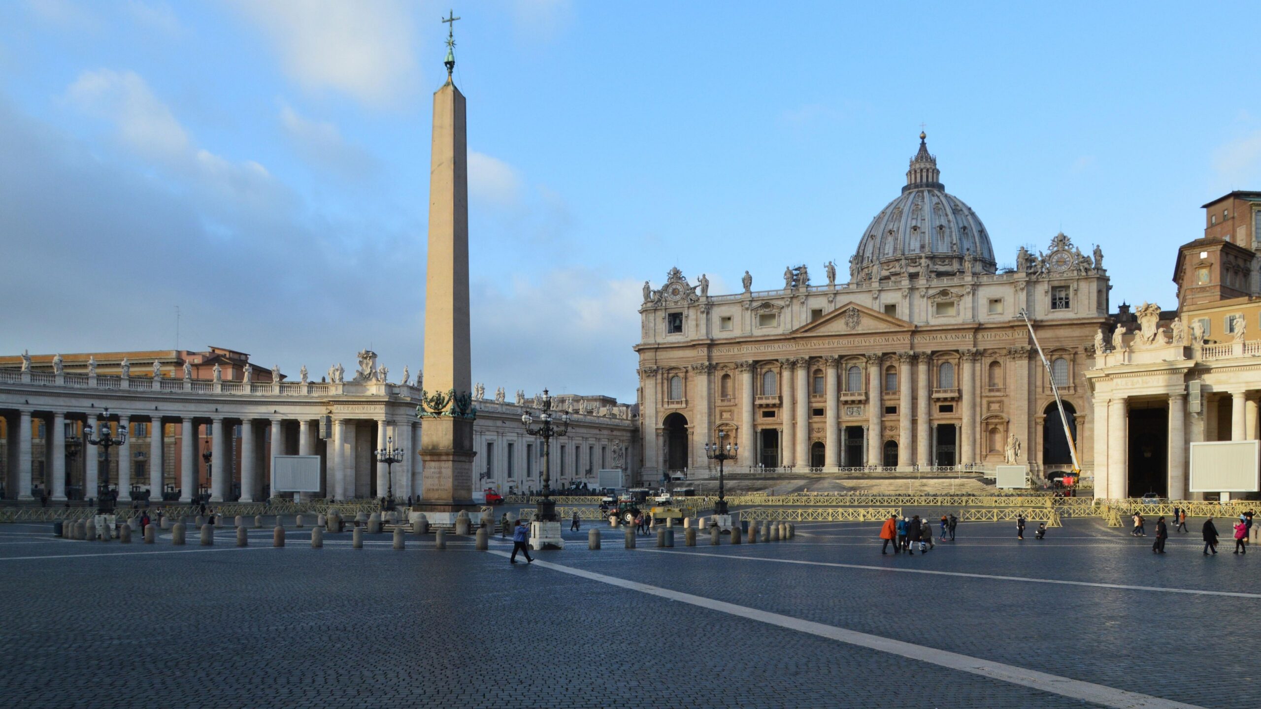 Salários e vagas civis no Vaticano em 2026 Funcionário administrativo trabalhando em escritório próximo ao Vaticano, representando vagas civis leigas