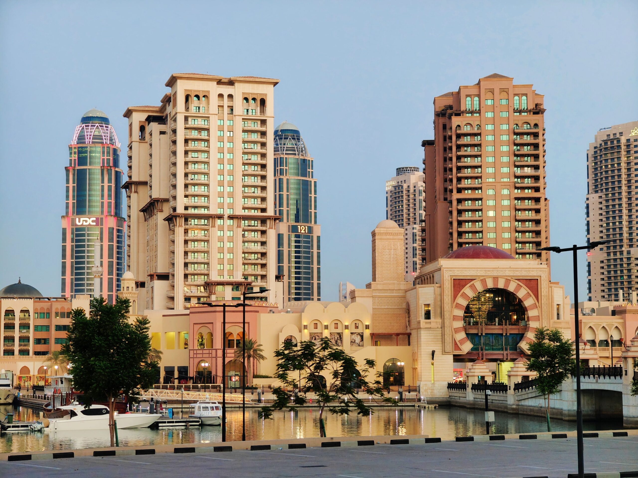 Cultura e vida prática de brasileiros no Catar Mesquita e arquitetura tradicional catariana em Doha
