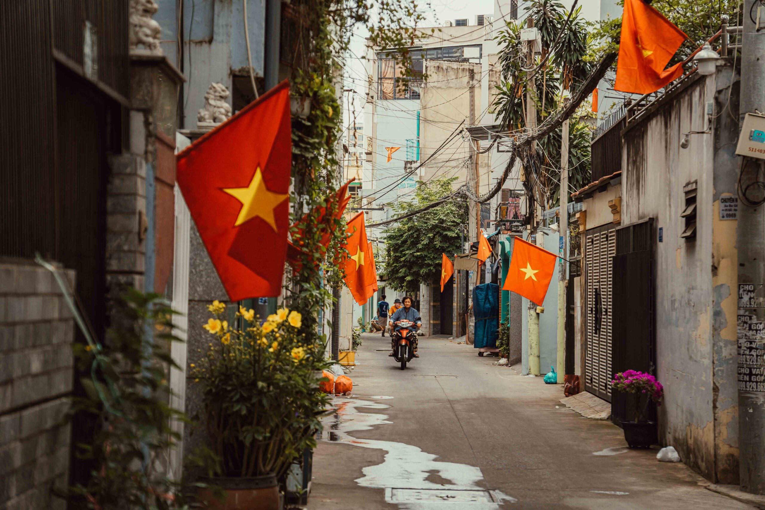 Viajante consultando mapa e passaporte em uma rua histórica de Hoi An, Vietnã
