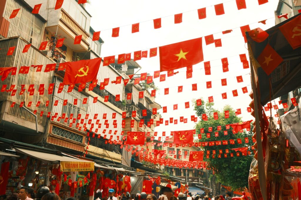Vietnã: Como Seu Real Rende MUITO Nesse País (Guia 2026) Cédulas de Dong vietnamita espalhadas ao lado de uma xícara de café vietnamita em uma mesa rústica.