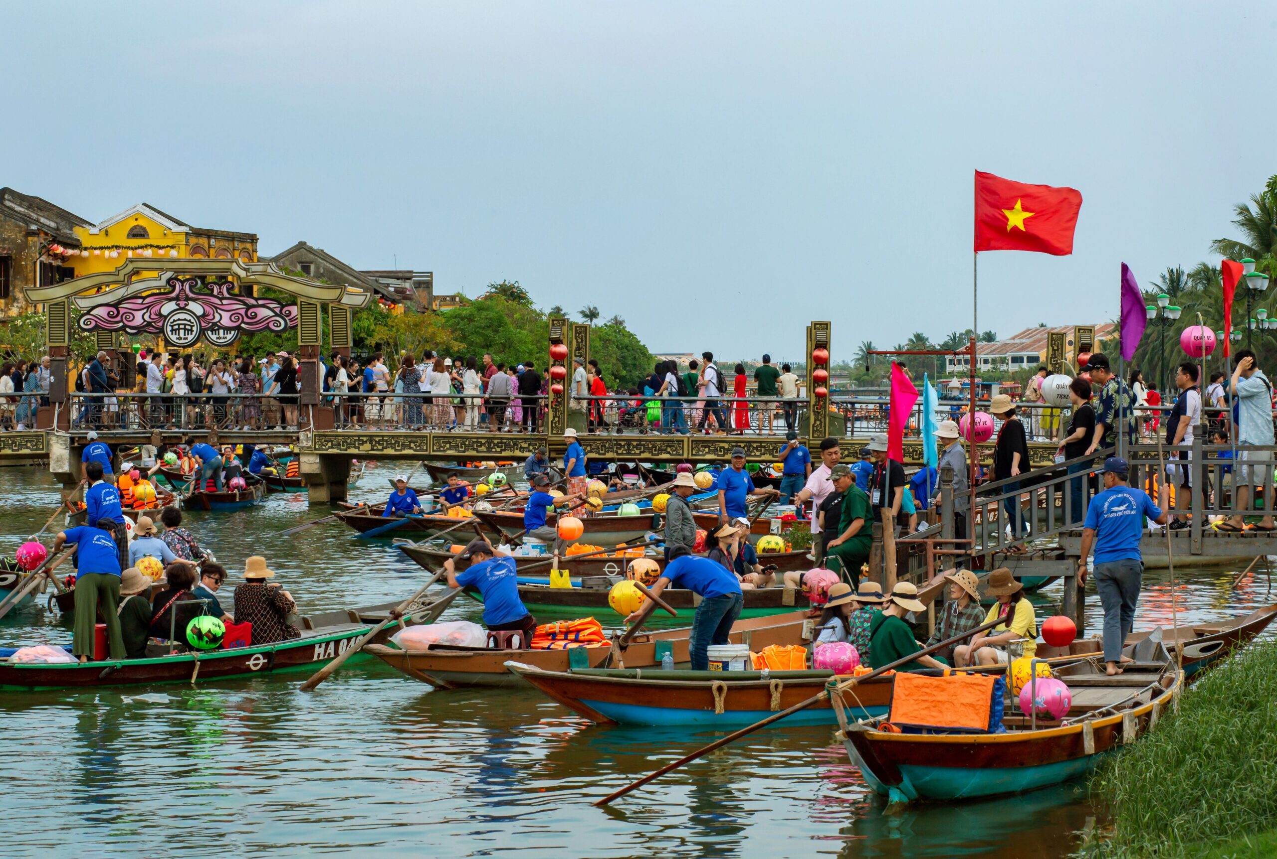 Barcos tradicionais navegando entre formações rochosas em Ha Long Bay, Vietnã