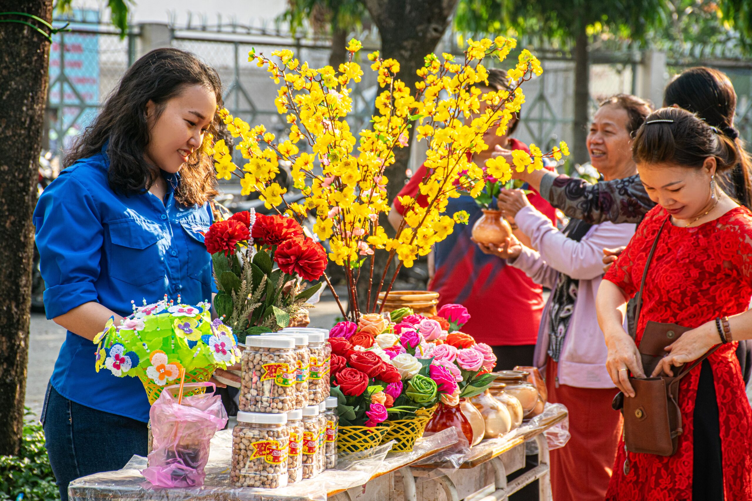 Mercado de rua com comida vietnamita em vendedor local