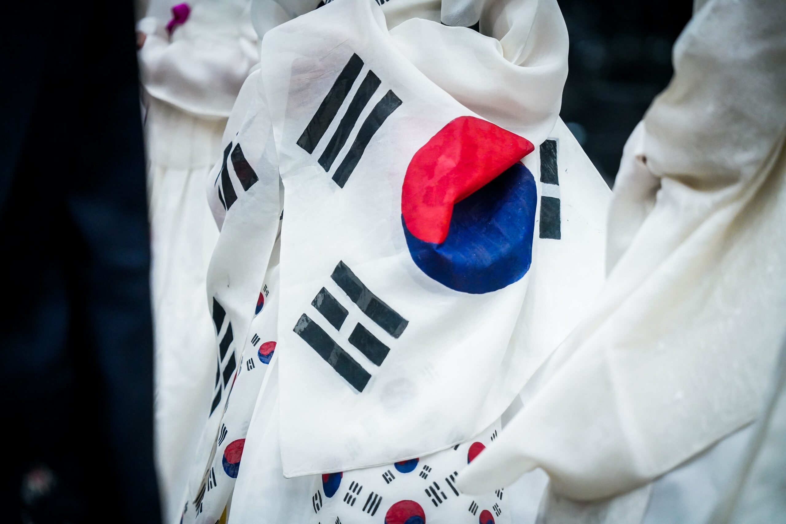 Erros ao escolher cidade para morar na Coreia do Sul Rua movimentada em cidade coreana com prédios residenciais