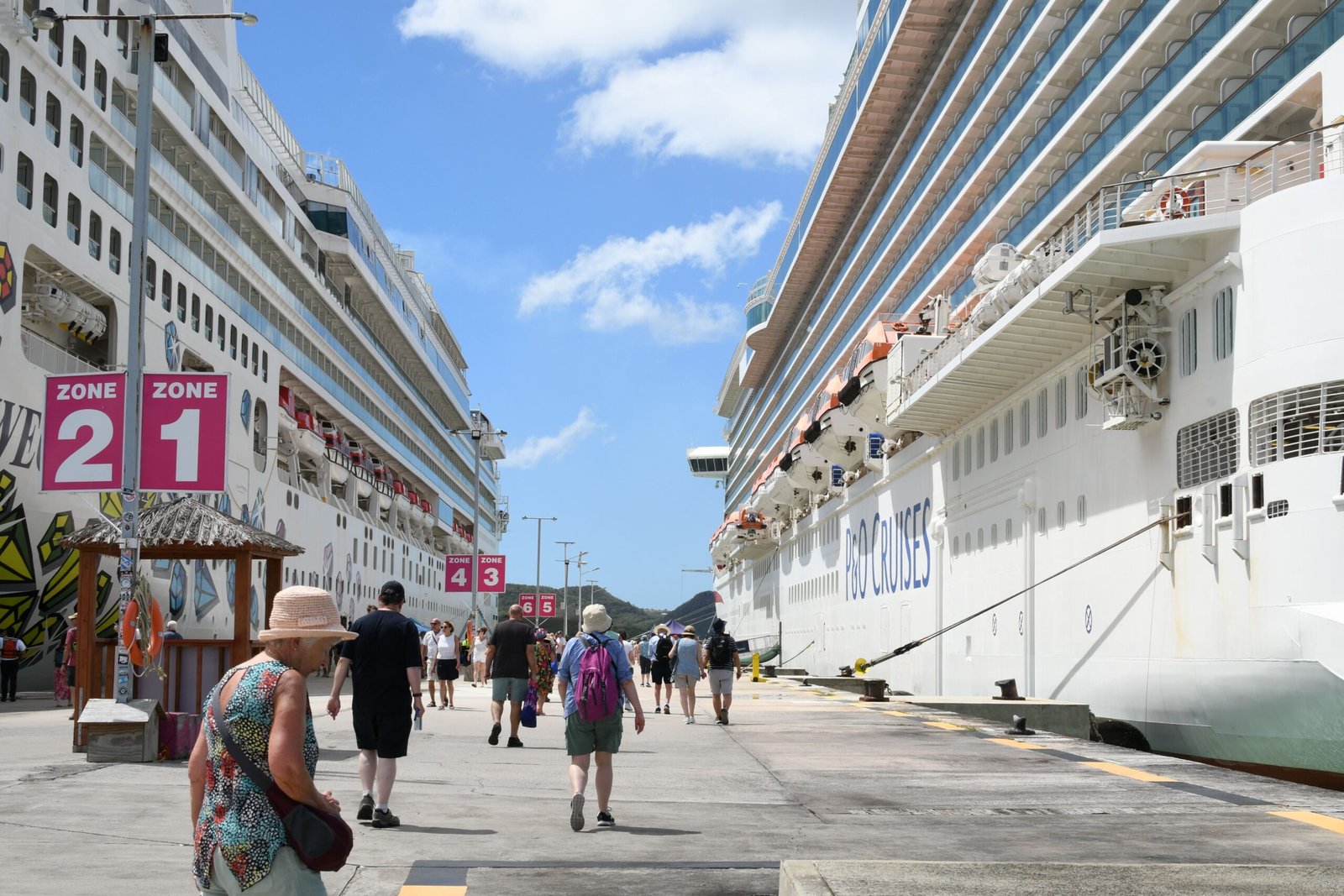 Casal aproveitando o deck de um navio de cruzeiro internacional sem se preocupar com gastos