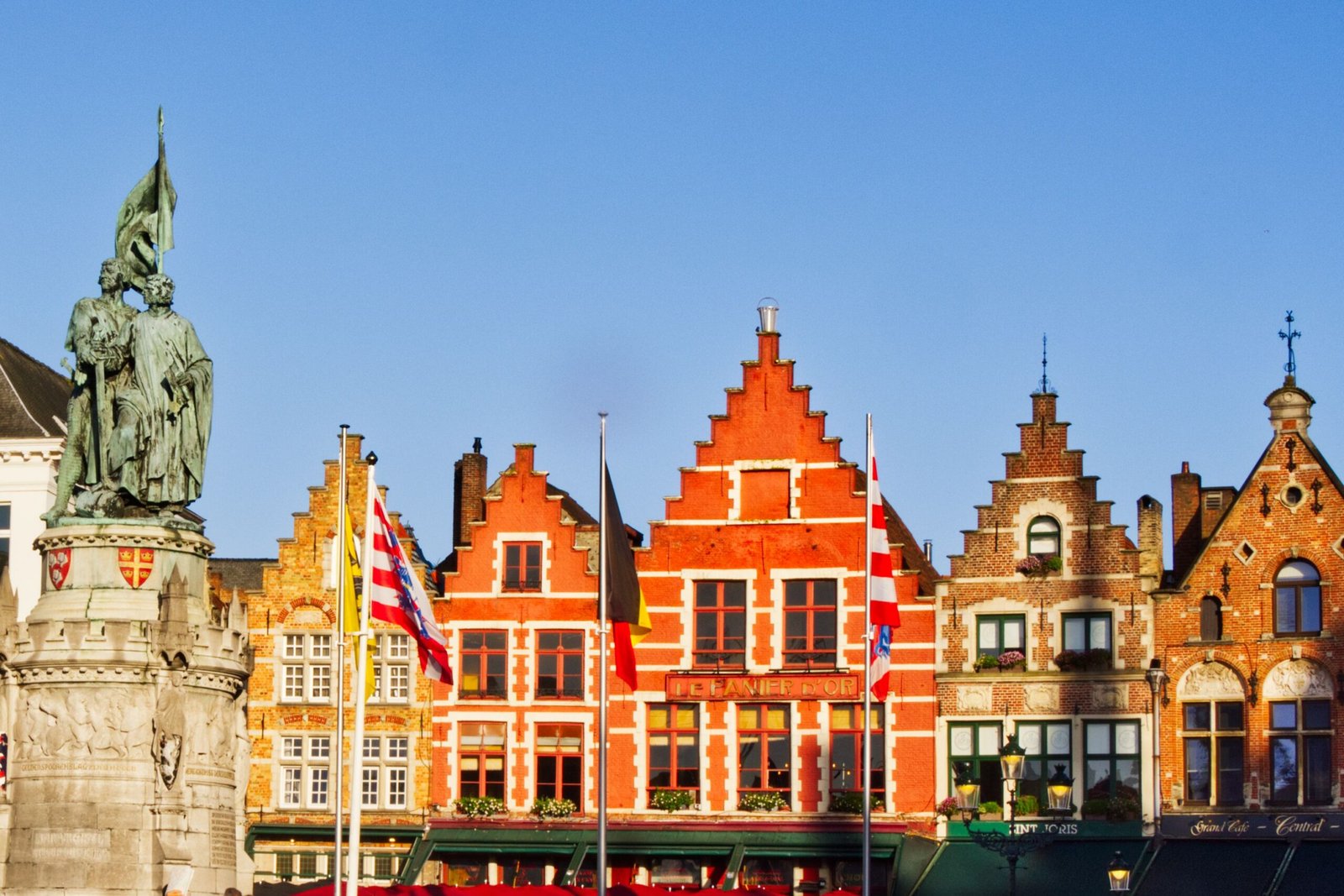 Custo de vida em bairros residenciais na Bélgica e Holanda Rua residencial típica em cidade da Bélgica ou Holanda