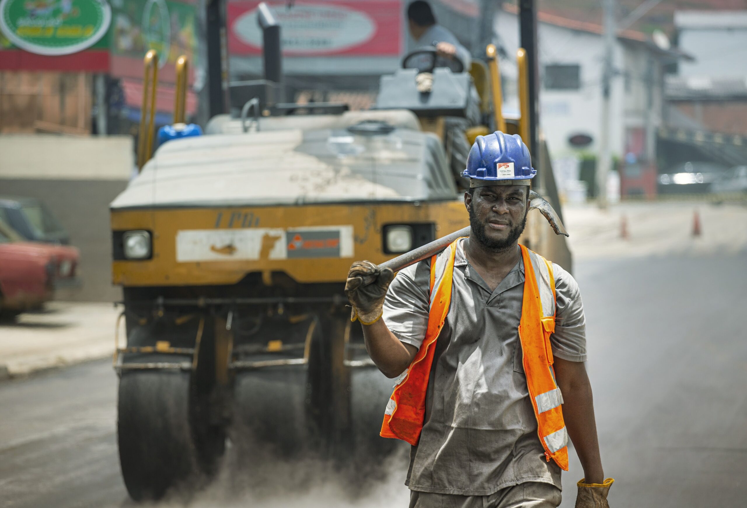 Trabalhar na Jamaica em 2026: mercado de trabalho e oportunidades Vista do porto de Kingston, Jamaica, com contêineres e navios de carga