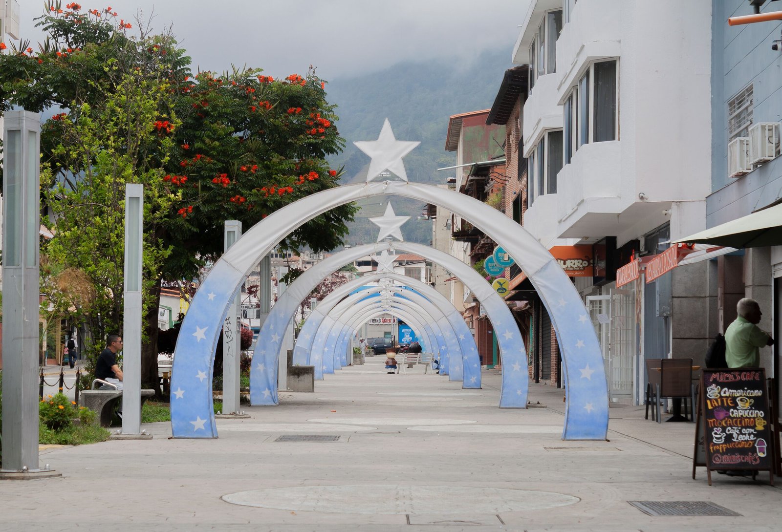 Mergulho em Roatán: um dos destaques turísticos de Honduras Mergulhador nos recifes de coral de Roatán, Honduras
