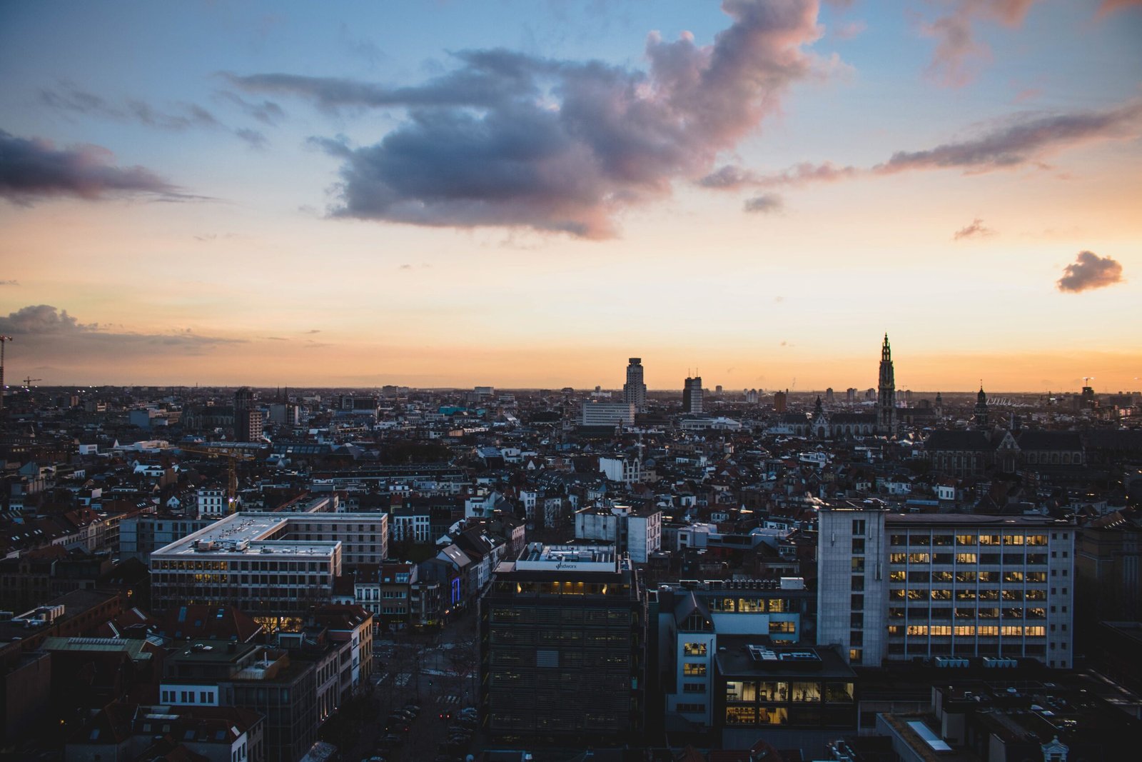 Vista de uma cidade na Bélgica com arquitetura histórica, um dos destinos para trabalhar no país em 2026